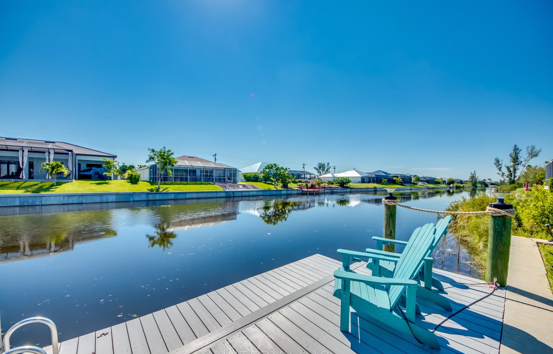 Salzwasserpool mit Spa/Jacuzzi, Sonnenliegen und Grillbereich am Kanal.