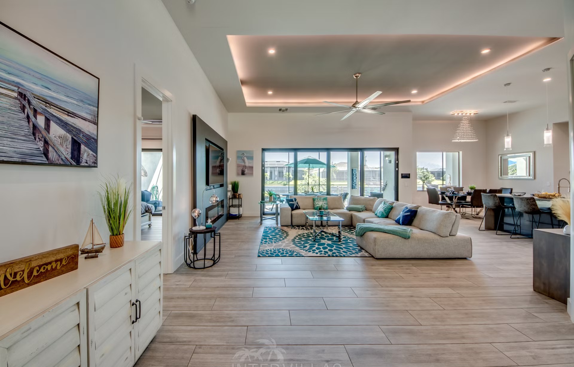 Salzwasserpool mit Spa, Sonnenliegen und Grillbereich am Kanal.