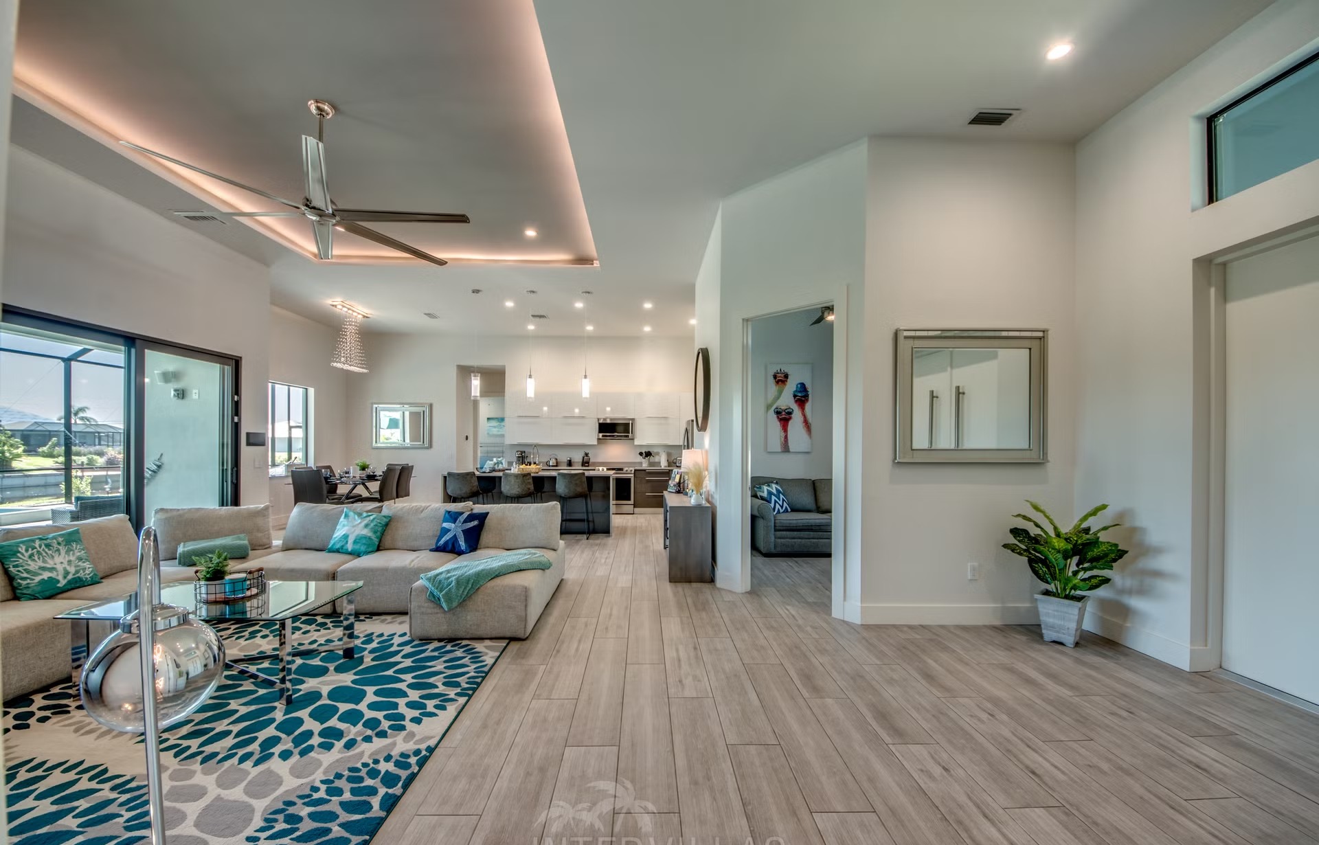 Salzwasserpool mit Spa und Grillbereich auf der Terrasse am Kanal.