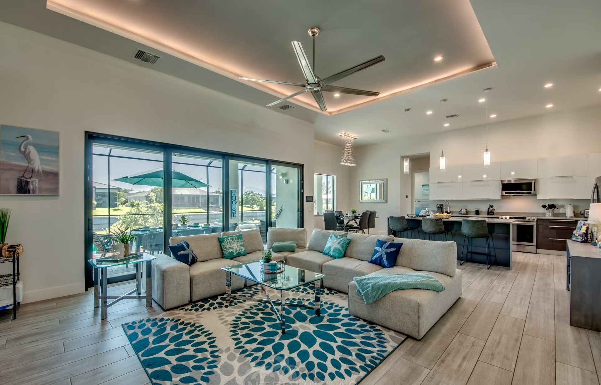 Salzwasserpool mit Spa und Grillbereich auf der Terrasse am Kanal.