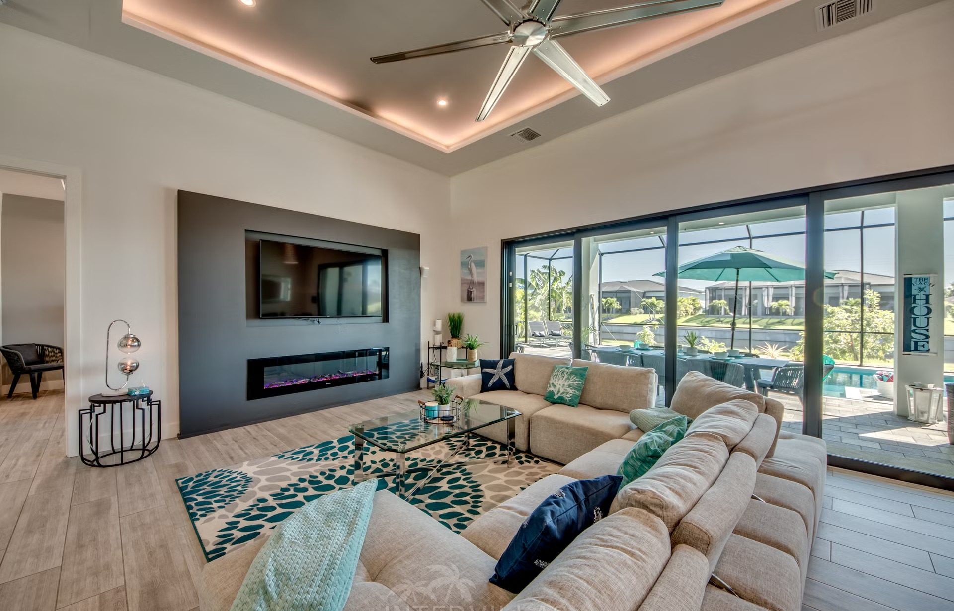 Salzwasserpool mit Spa/Jacuzzi und Grillbereich am Kanal.