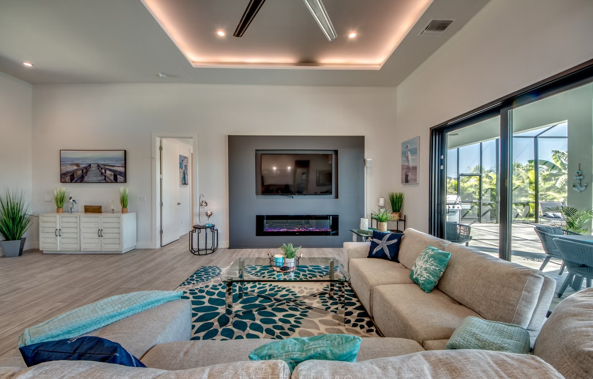 Salzwasserpool mit Spa, Sonnenliegen und Blick auf den Kanal.