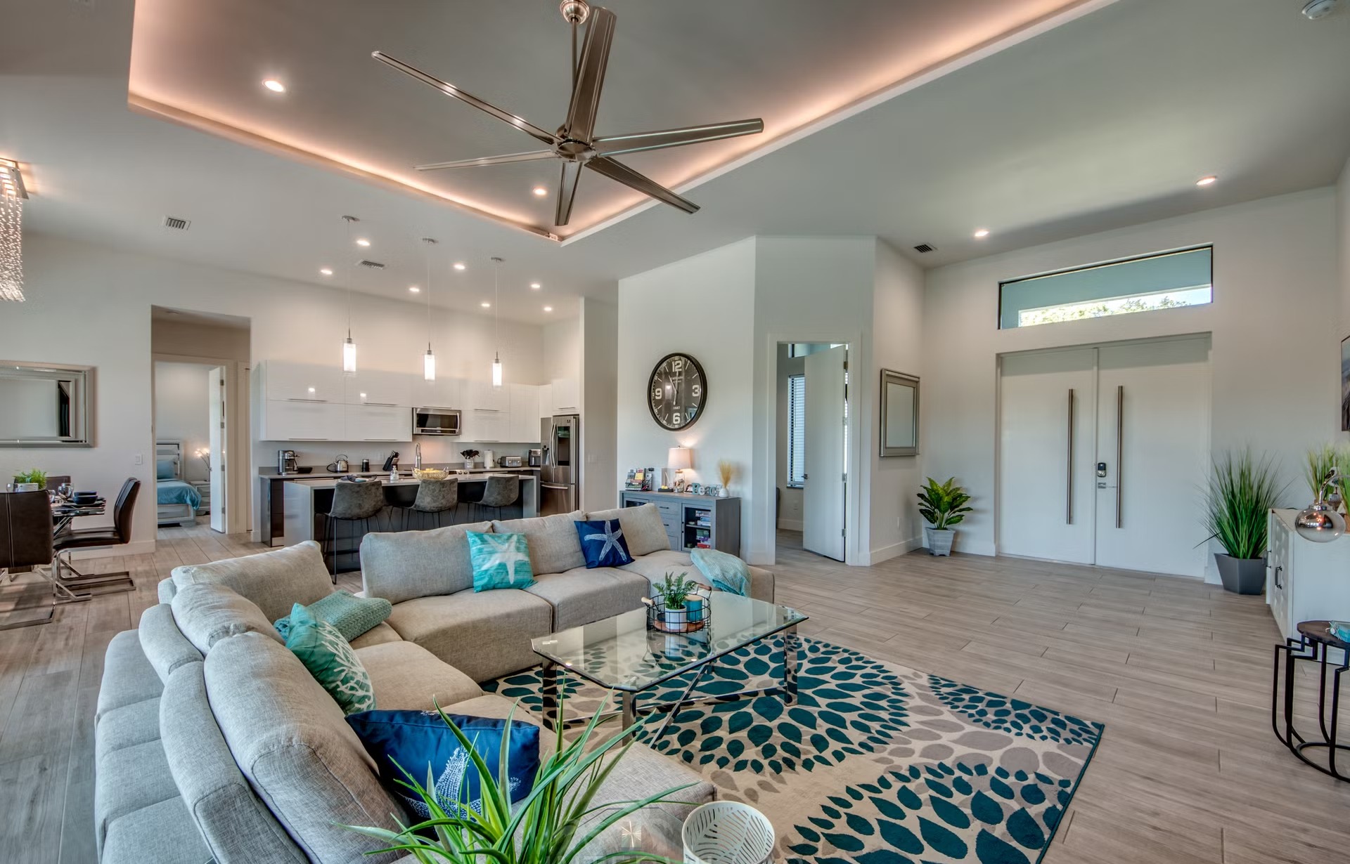 Salzwasserpool mit Spa/Jacuzzi und Grillbereich am Kanal.