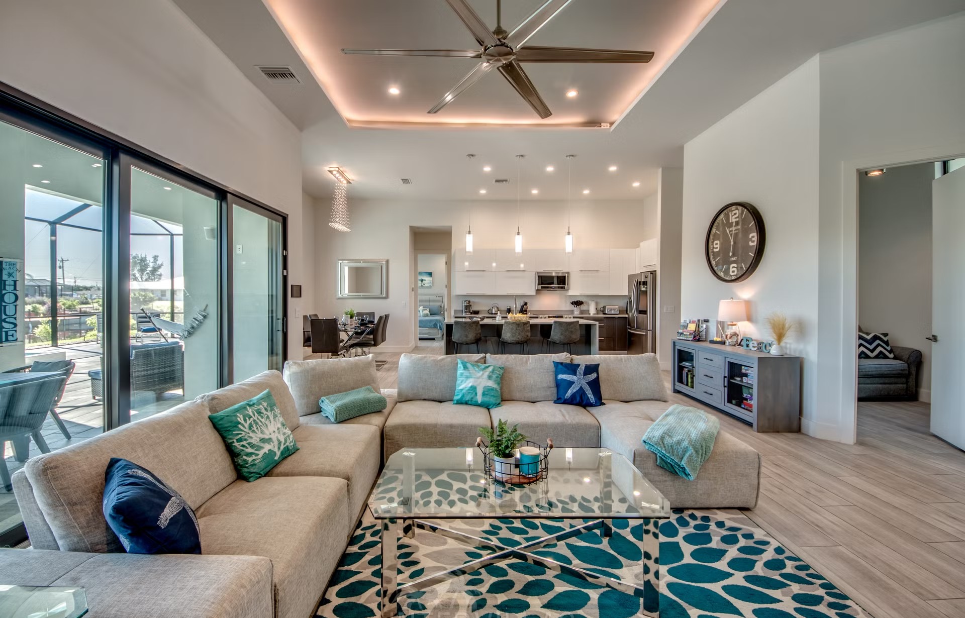 Außenbereich mit Salzwasserpool, Spa/Jacuzzi und Grillplatz direkt am Kanal.