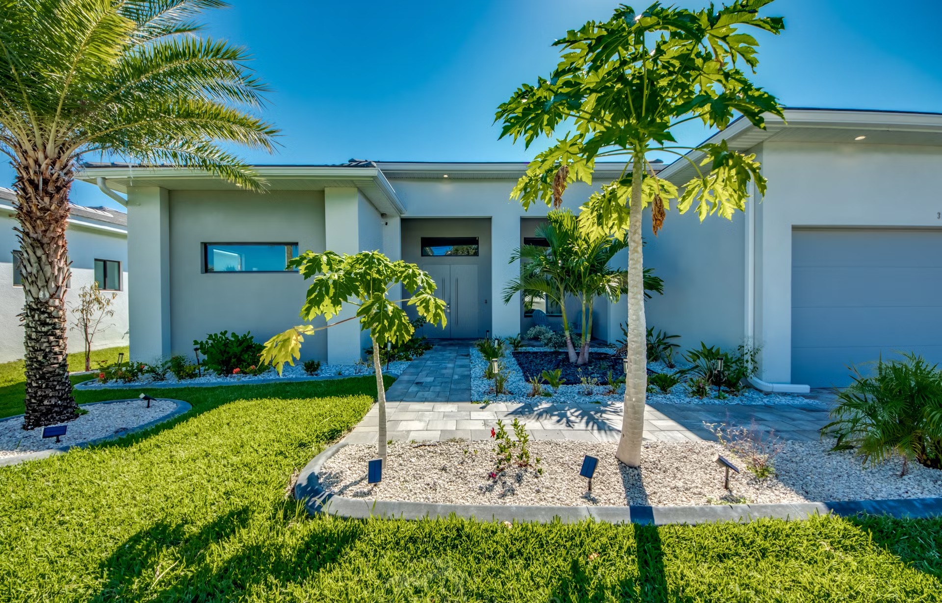 Salzwasserpool mit Spa/Jacuzzi, Sonnenliegen und Grillbereich am Kanal.