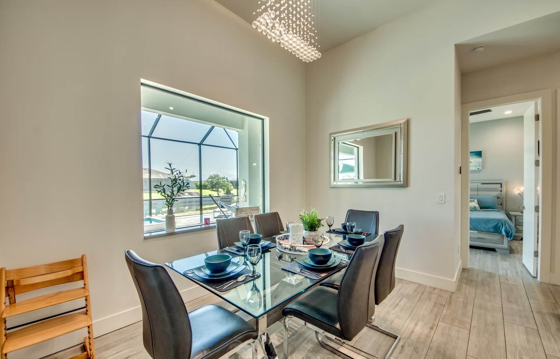 Salzwasserpool mit Spa und Sonnenliegen am Kanal, BBQ-Bereich im Außenbereich.