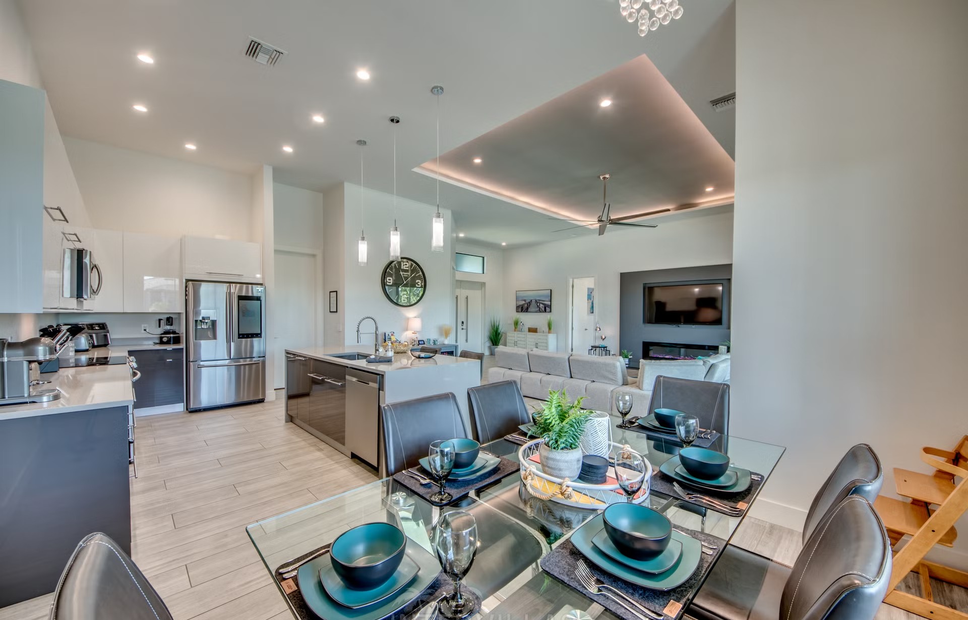 Pool- und Terrassenbereich mit Salzwasserpool, Spa und Grillplatz direkt am Kanal.