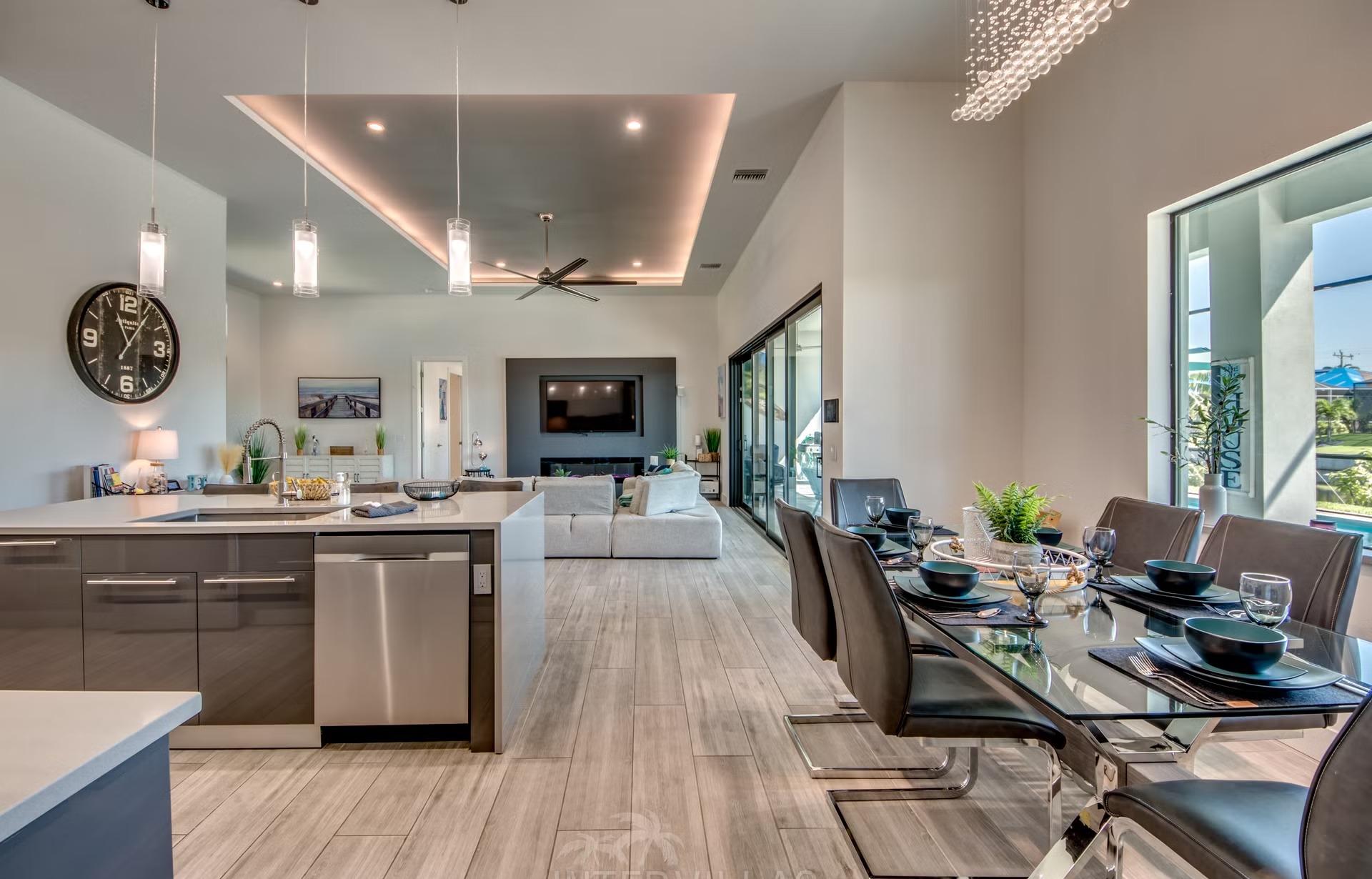 Salzwasserpool mit Spa, Sonnenliegen und Blick auf den Kanal.