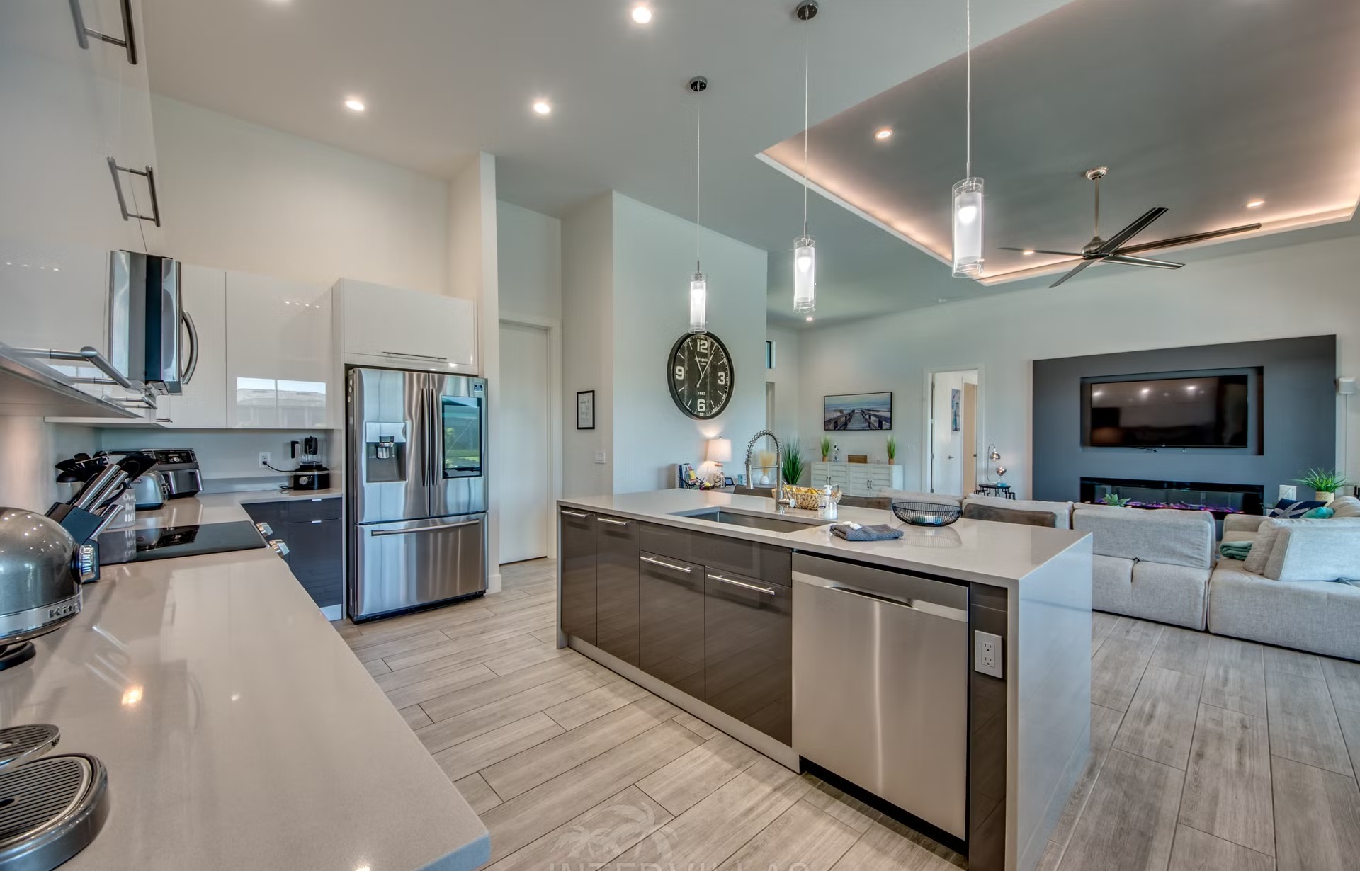 Salzwasserpool mit Spa/Jacuzzi und Grillbereich auf der Terrasse am Kanal.