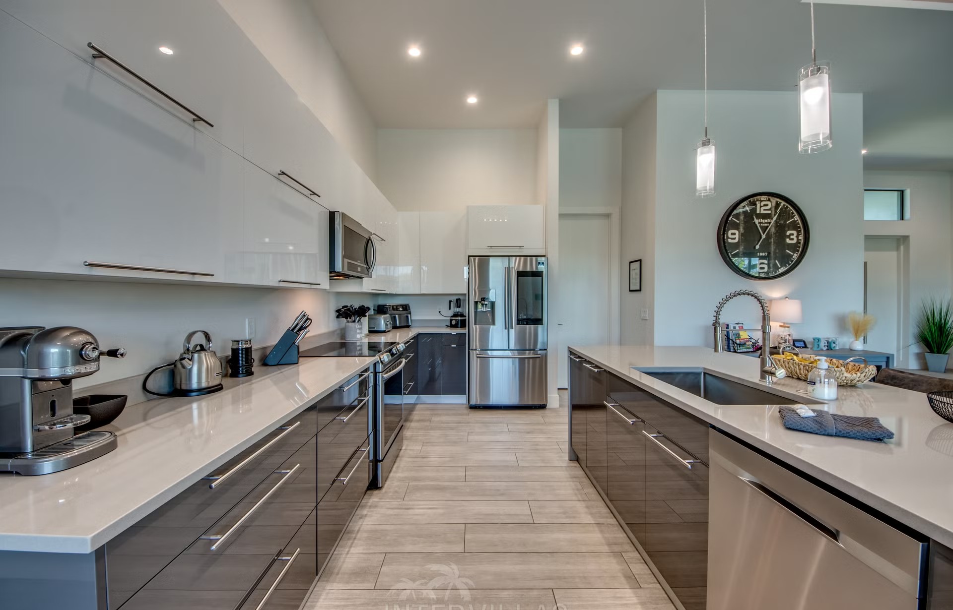 Salzwasserpool mit Spa und Sonnenliegen am Kanal, Grillbereich auf der Terrasse.