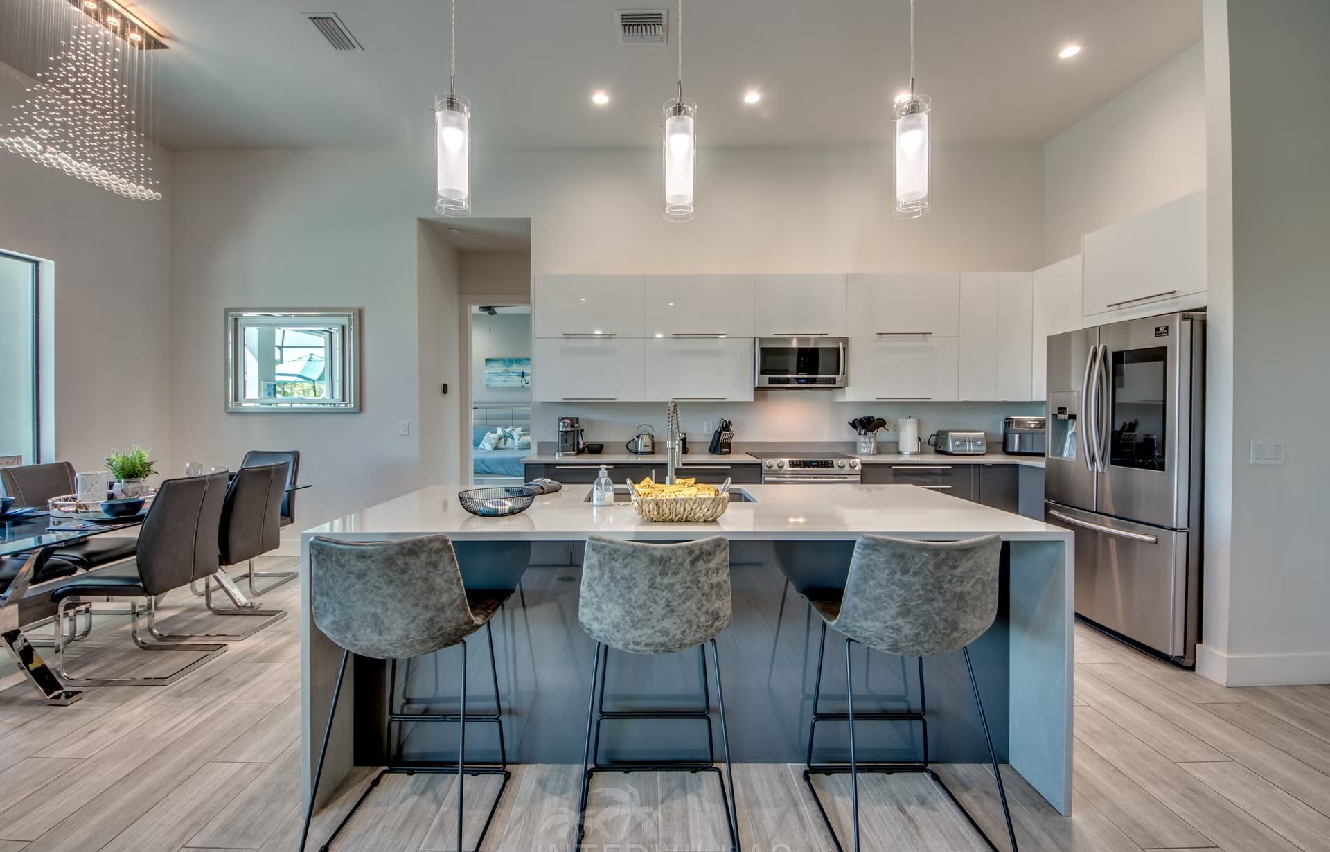 Poolbereich mit Salzwasserpool, Spa und Grillplatz am Kanal.