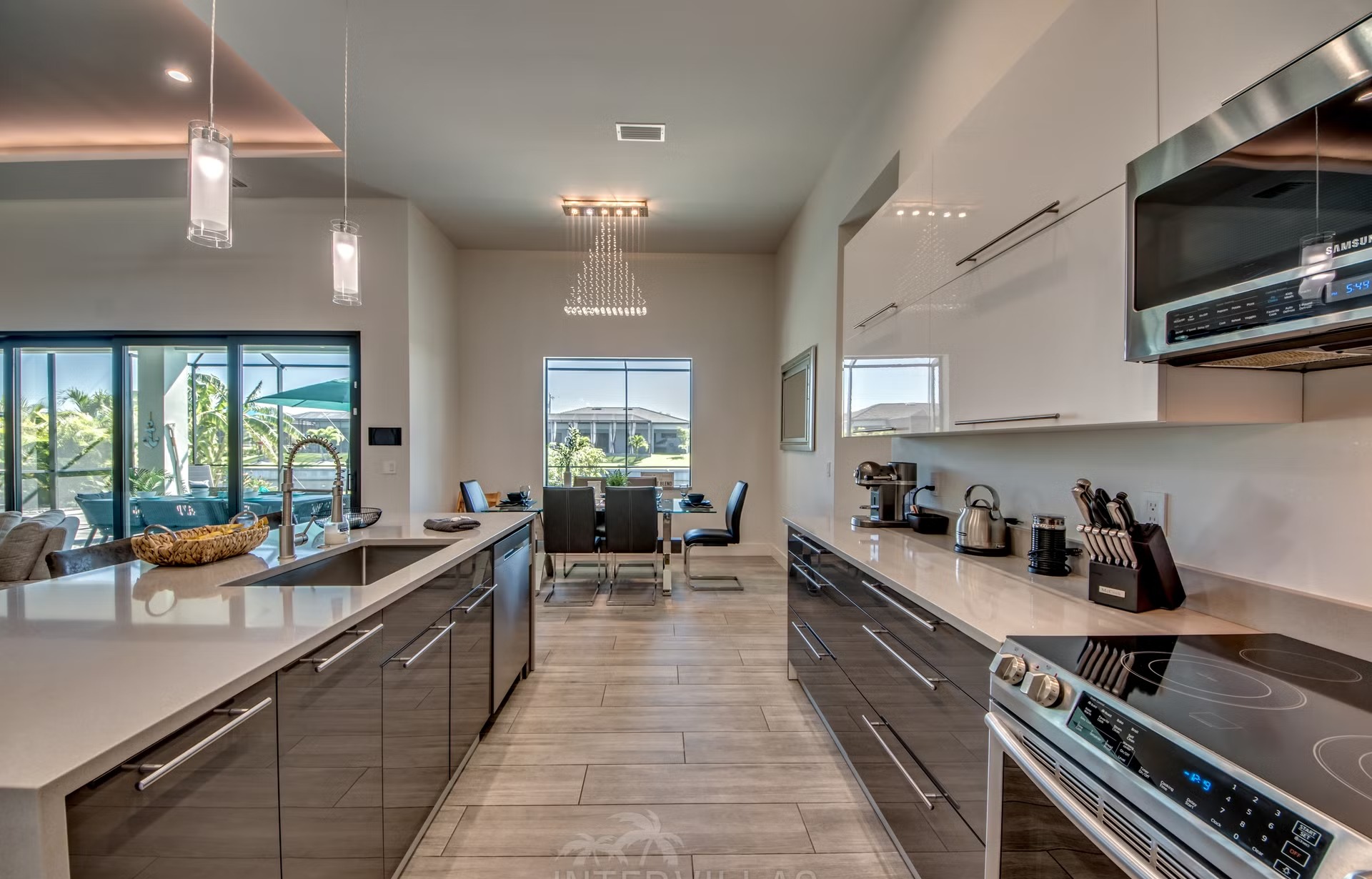 Salzwasserpool mit Spa/Jacuzzi und Grillbereich am Kanal.