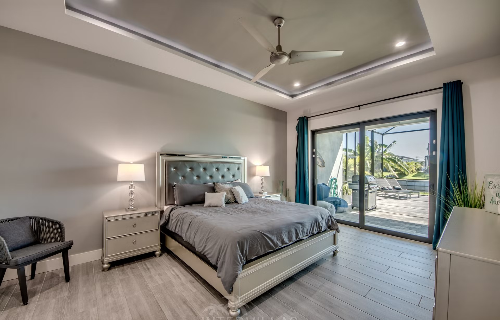 Salzwasserpool mit Spa/Jacuzzi und Gasgrill auf der Terrasse am Kanal.