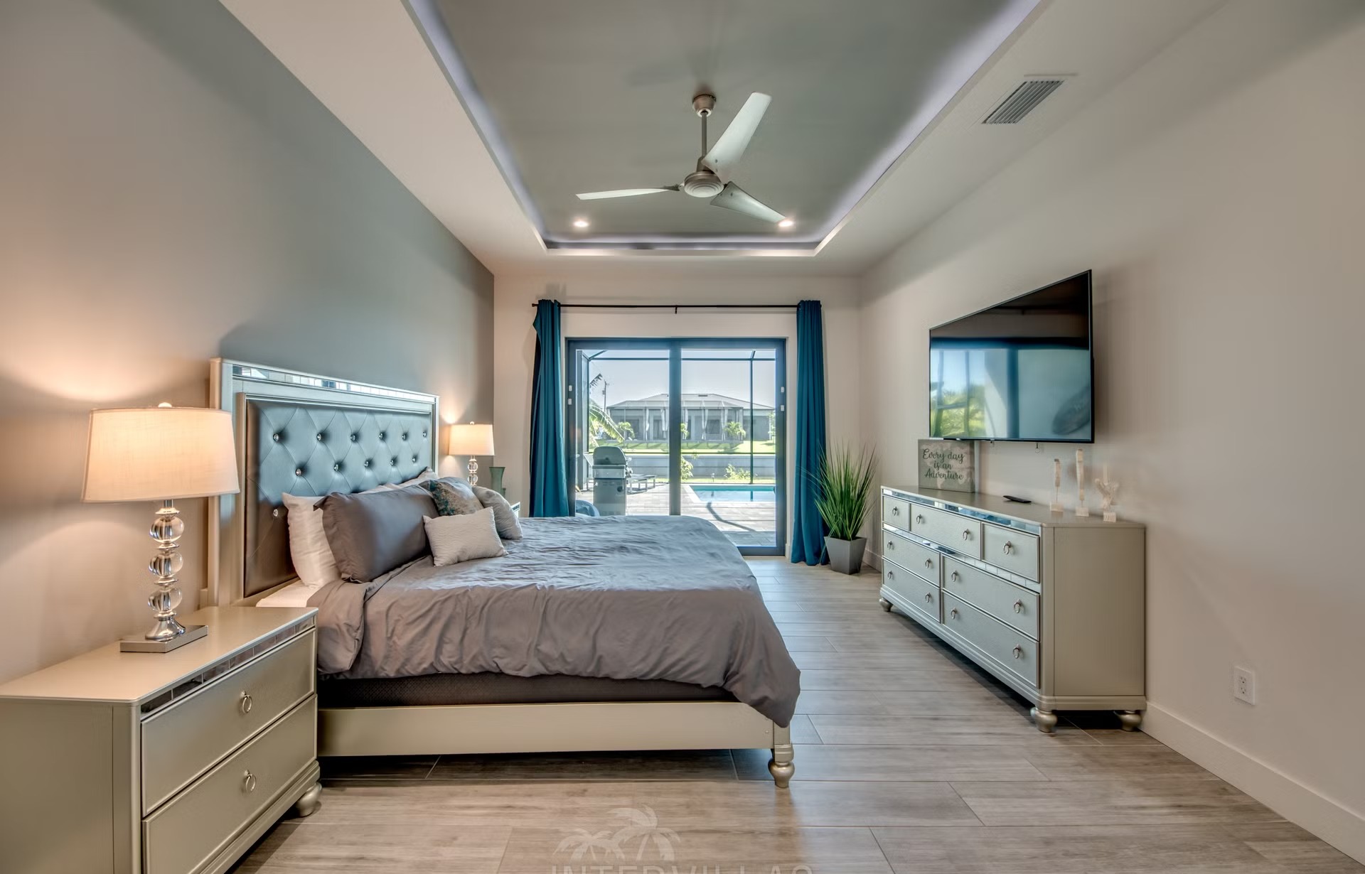 Salzwasserpool mit Spa/Jacuzzi, Sonnenliegen und Grillbereich am Kanal.