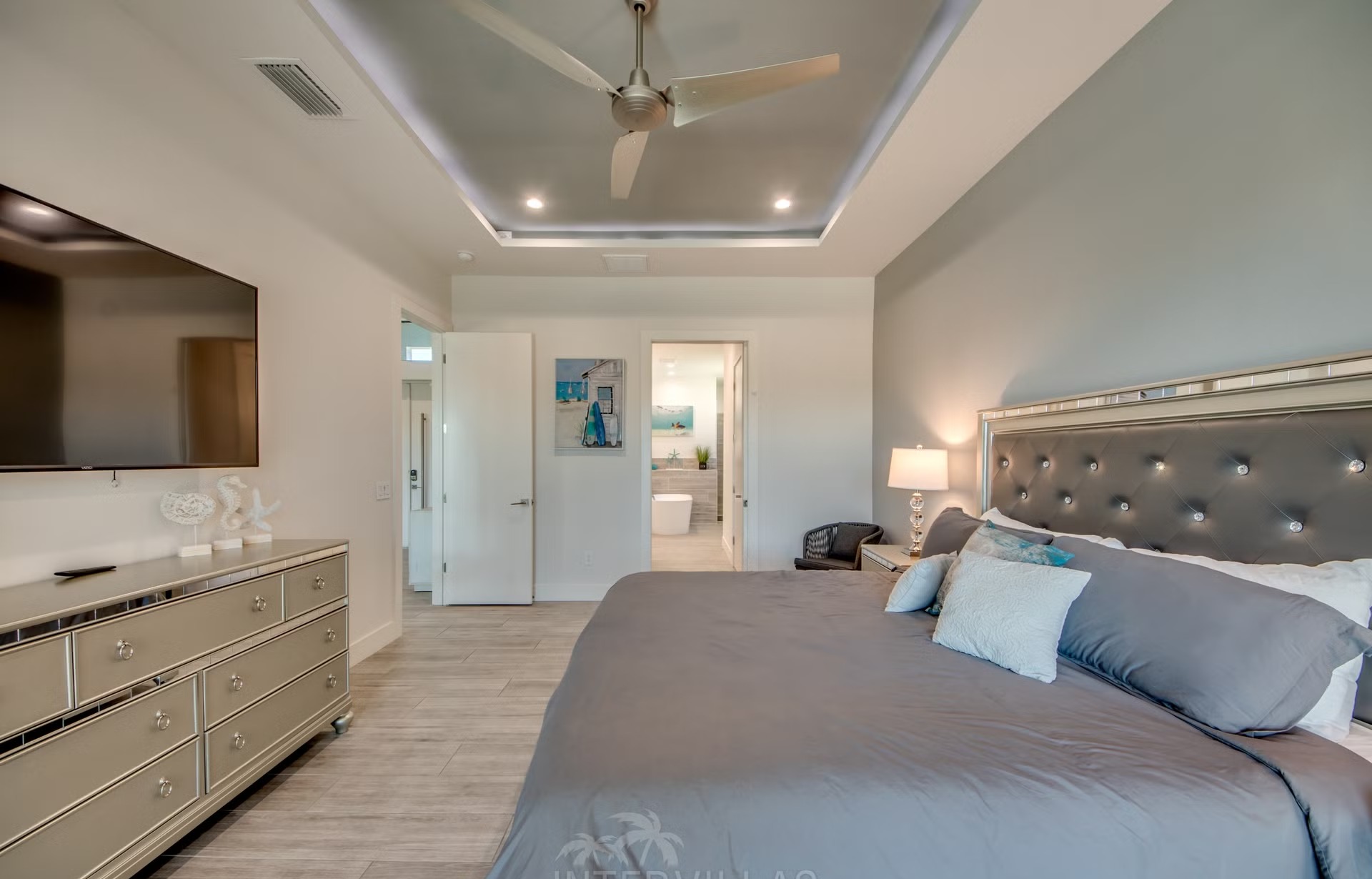 Poolbereich mit Salzwasserpool, Spa und Grillplatz am Kanal.