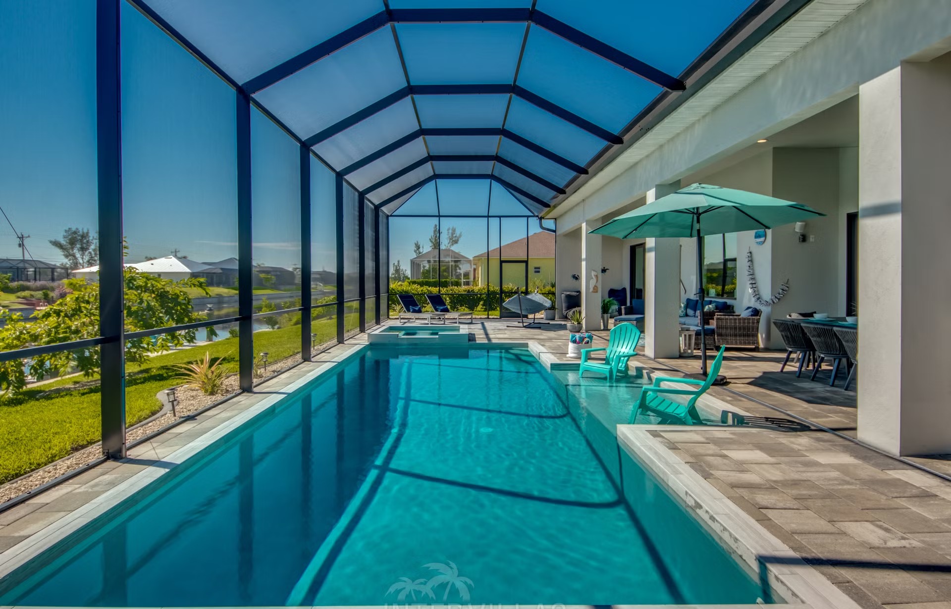 Salzwasserpool mit Spa/Jacuzzi, Sonnenliegen und Grillbereich am Kanal.