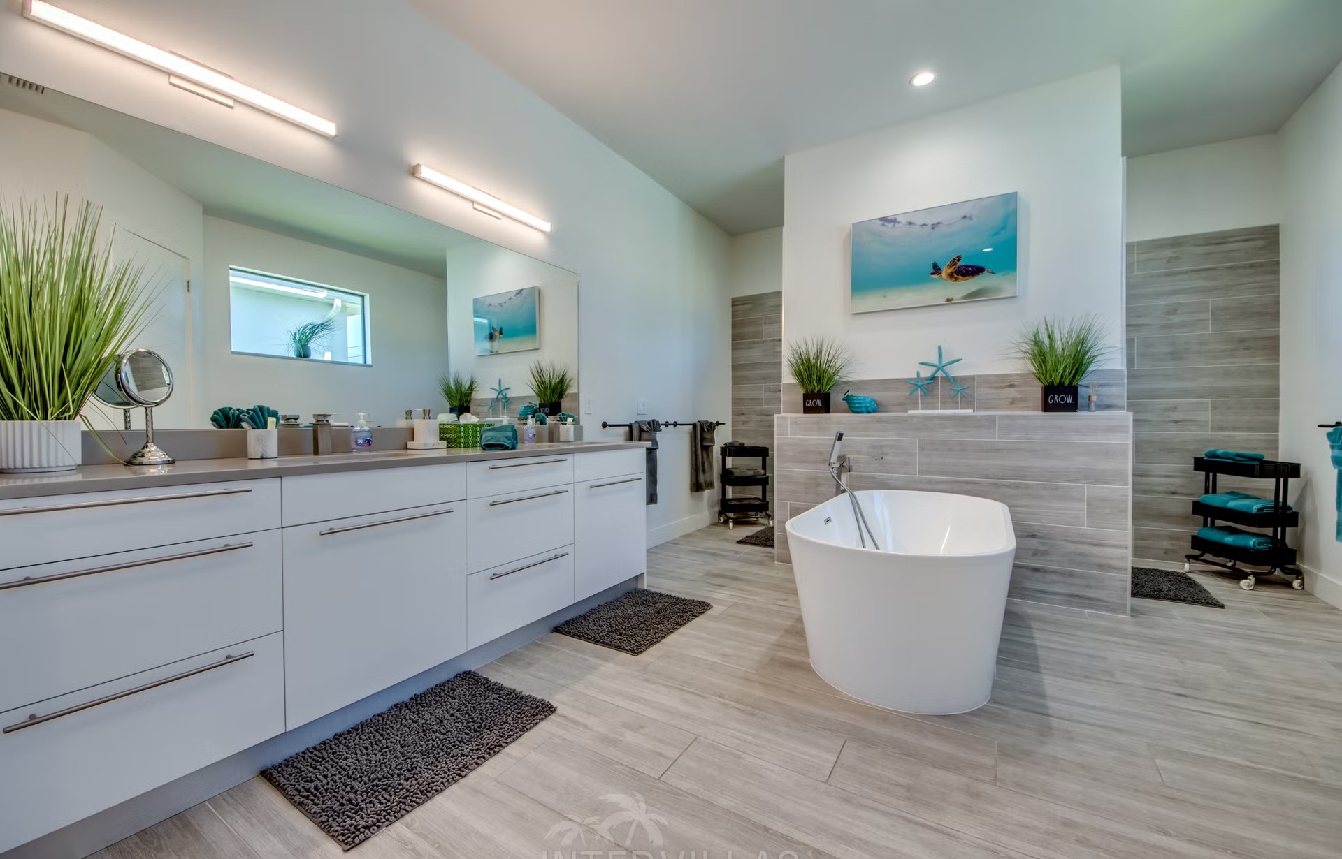 Salzwasserpool mit Spa und Grillbereich auf der Terrasse am Kanal.