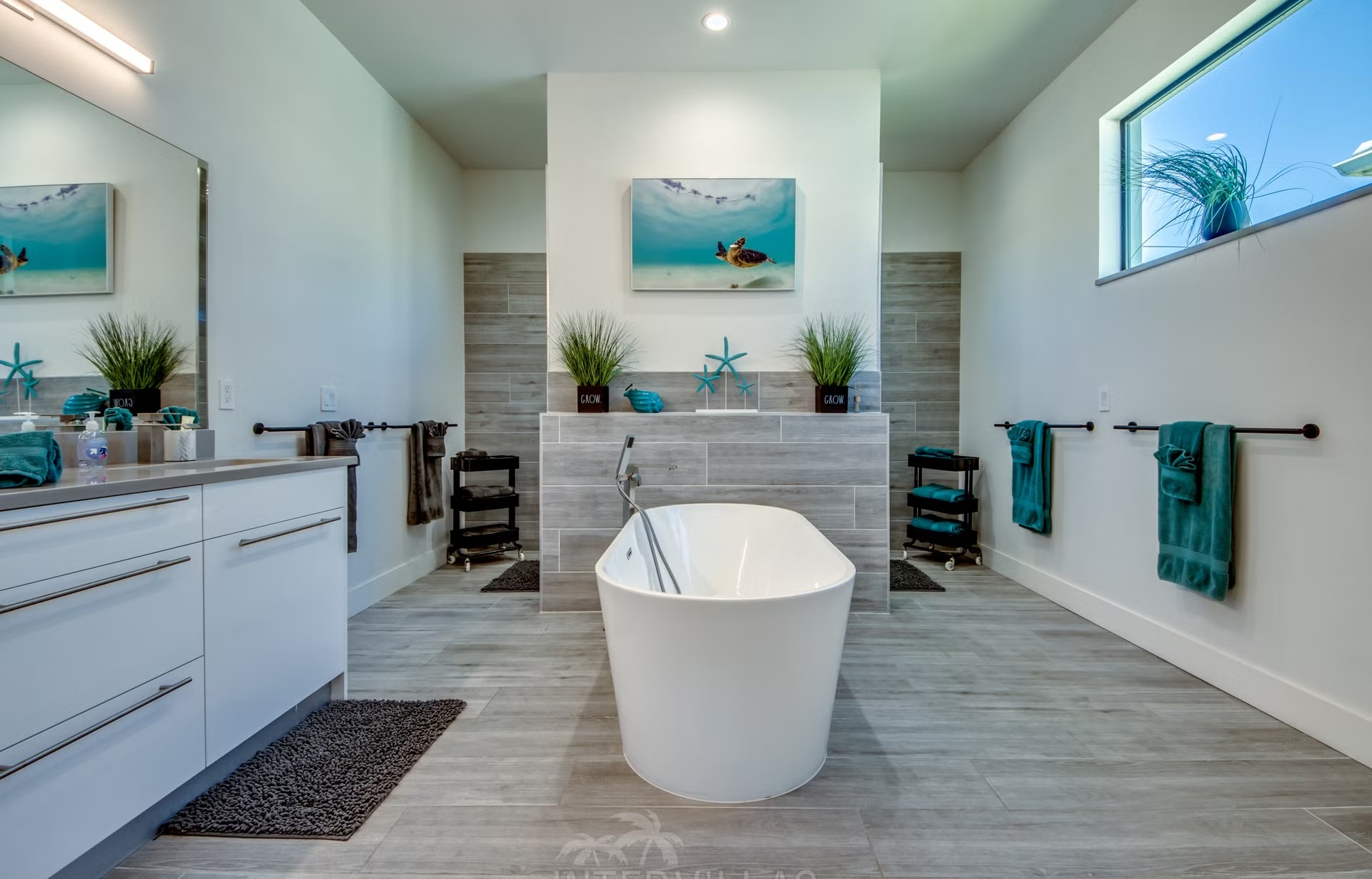 Salzwasserpool mit Spa/Jacuzzi, Sonnenliegen und Blick auf den Kanal.