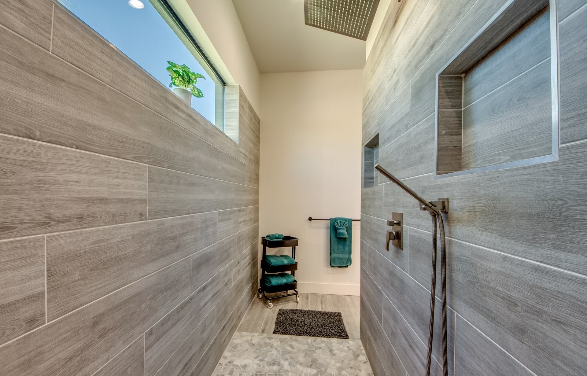 Salzwasserpool mit Spa, Sonnenliegen und Grillbereich am Kanal.