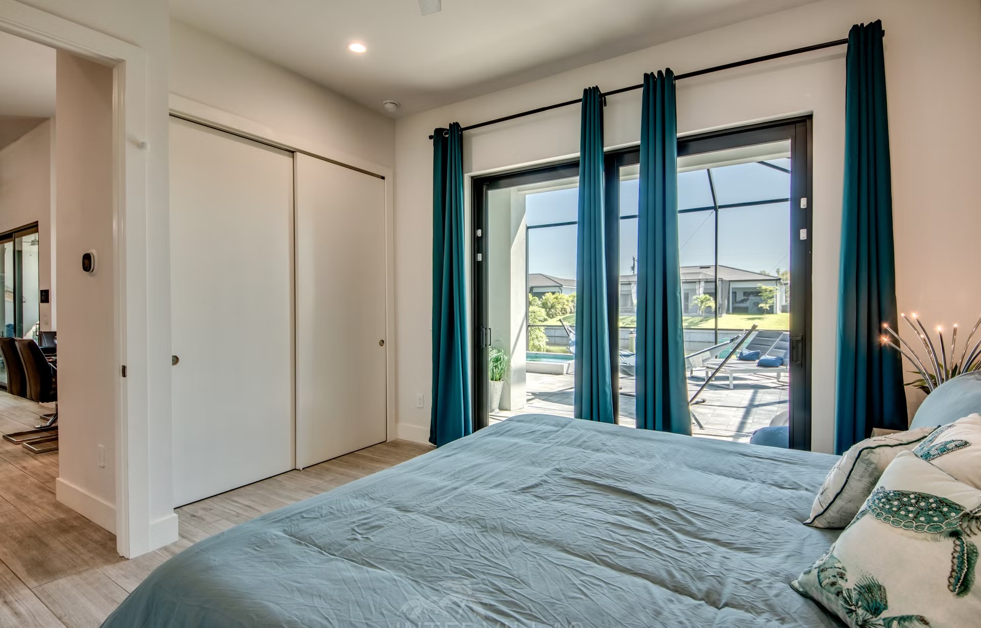 Salzwasserpool mit Spa/Jacuzzi, Sonnenliegen und Grillbereich am Kanal.