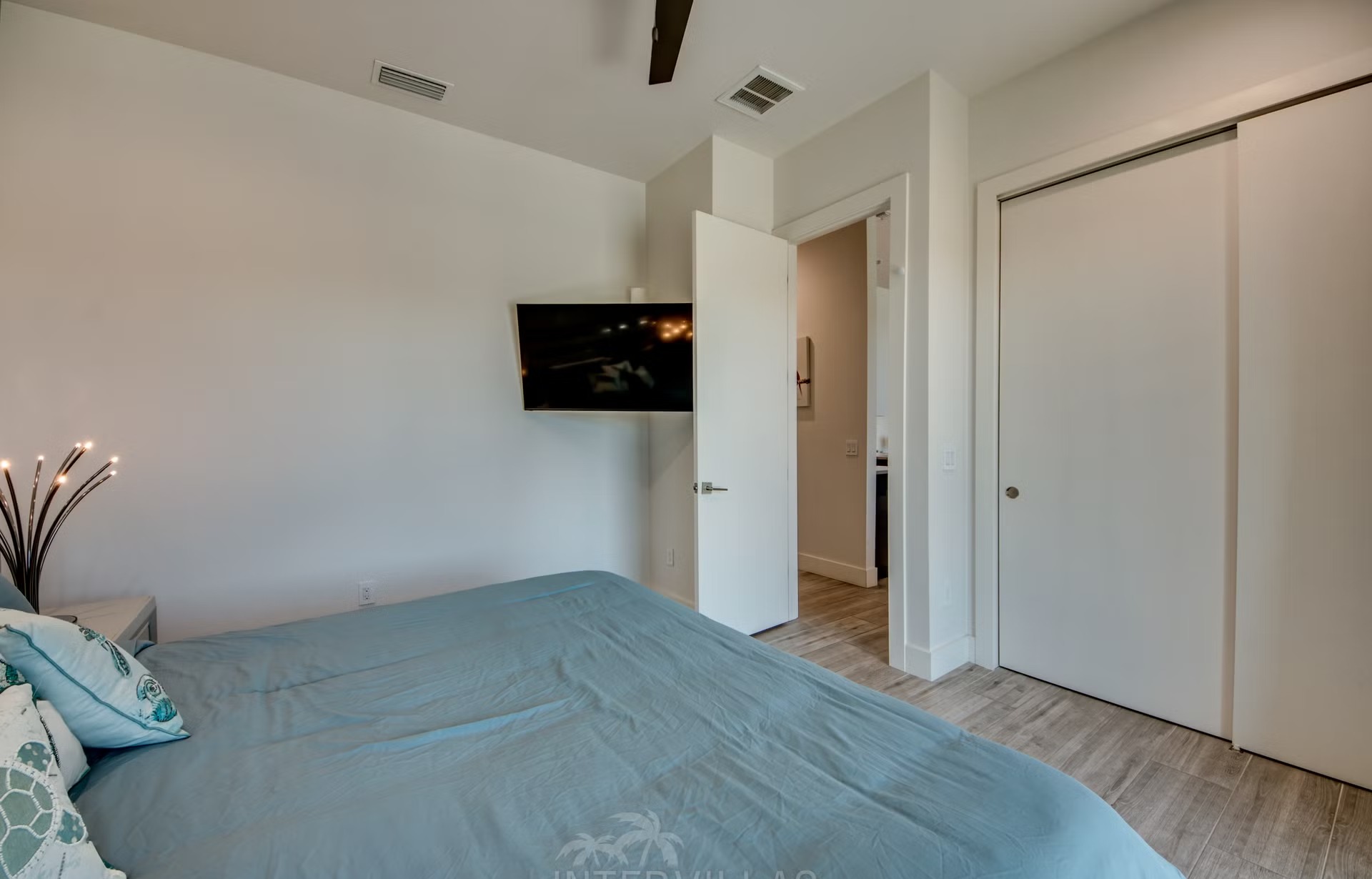 Salzwasserpool mit Spa und Grillbereich am Kanal