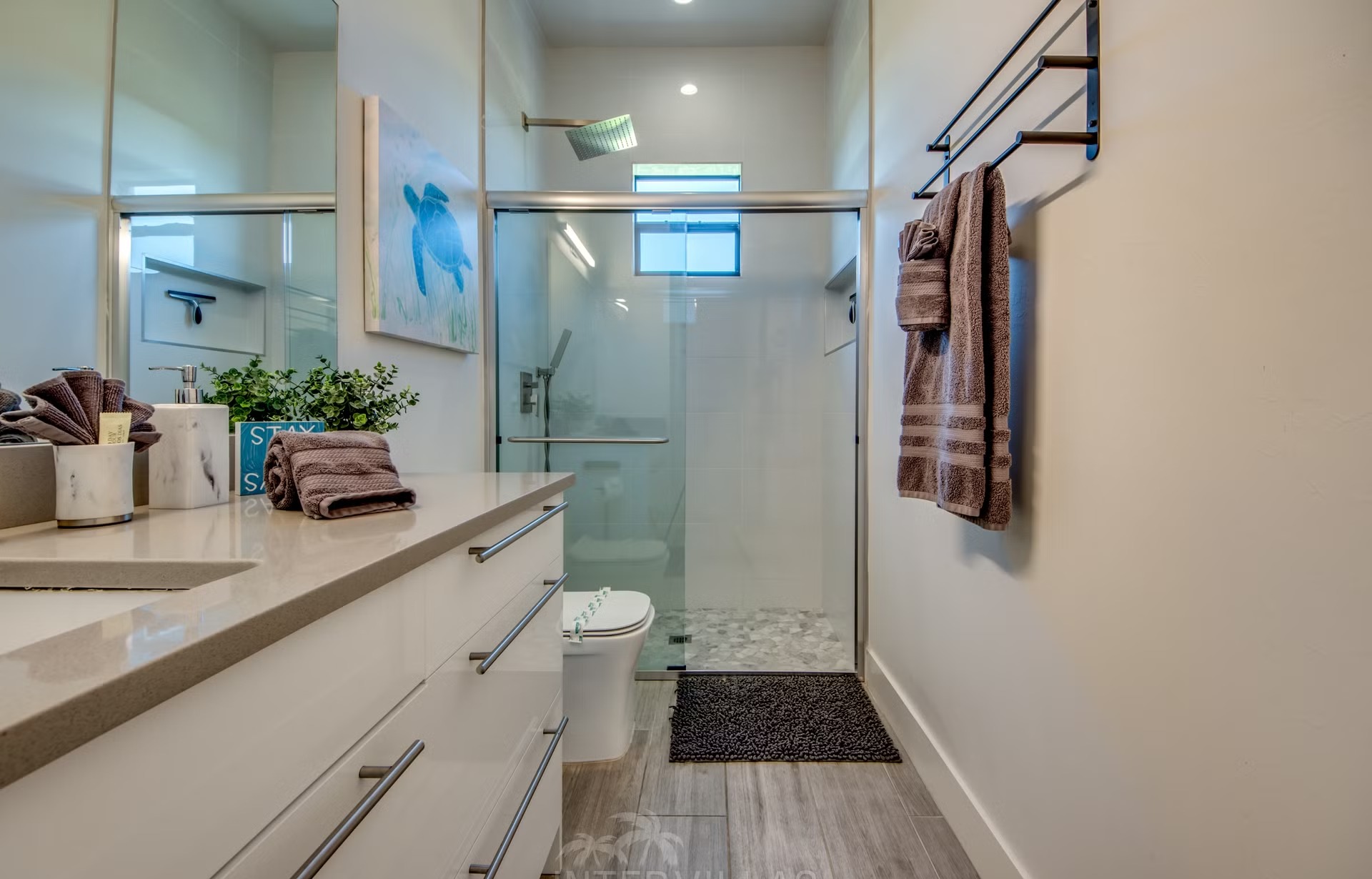 Salzwasserpool mit Spa/Jacuzzi, Sonnenliegen und Grillbereich am Kanal.