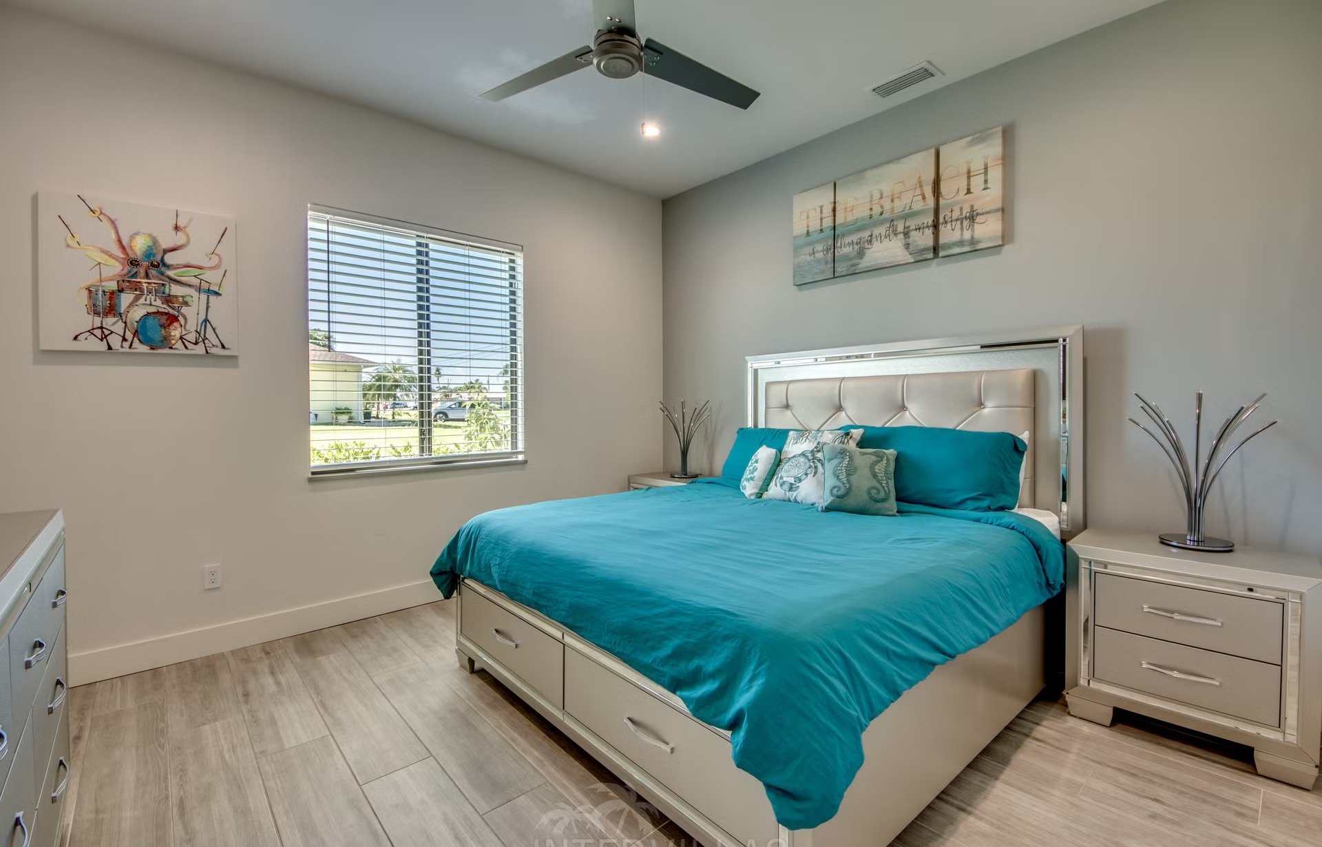 Salzwasserpool mit Spa und Liegen auf der Terrasse am Kanal, daneben BBQ- und Outdoorküche.