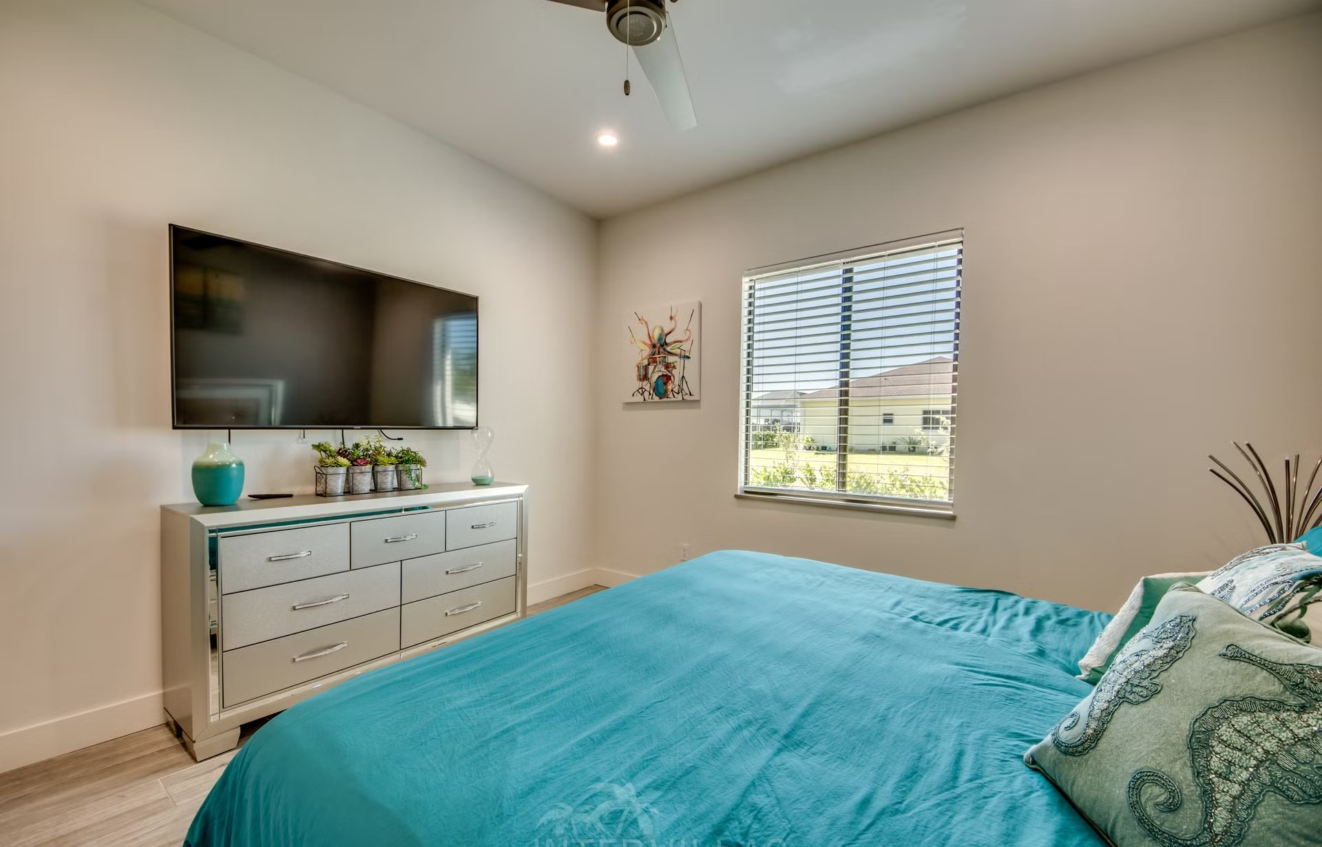 Pool- und Terrassenbereich mit Salzwasserpool, Spa und Grillplatz am Kanal