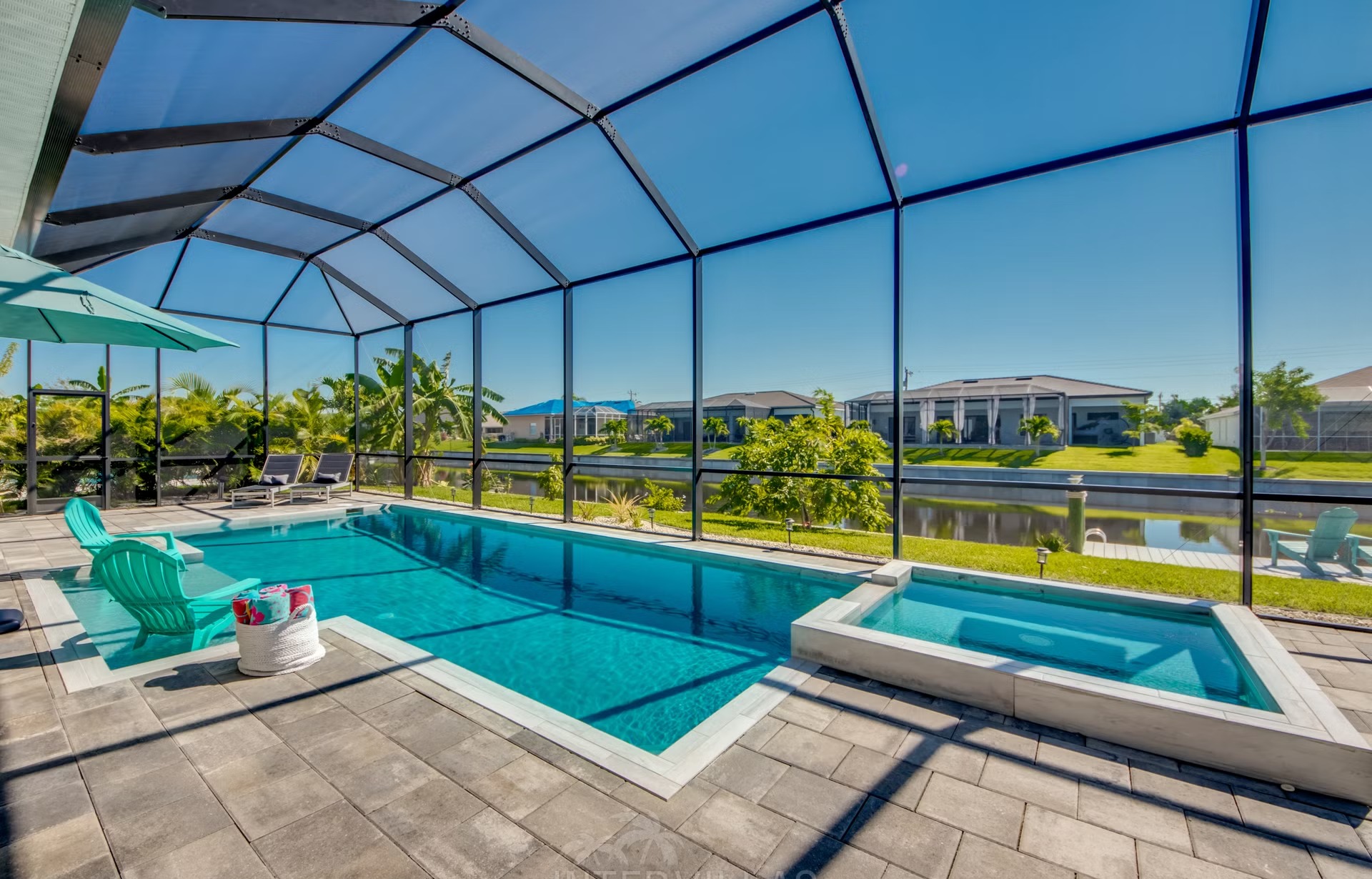 Salzwasserpool mit Spa/Jacuzzi, Sonnenliegen und Grillbereich auf der Terrasse am Kanal.