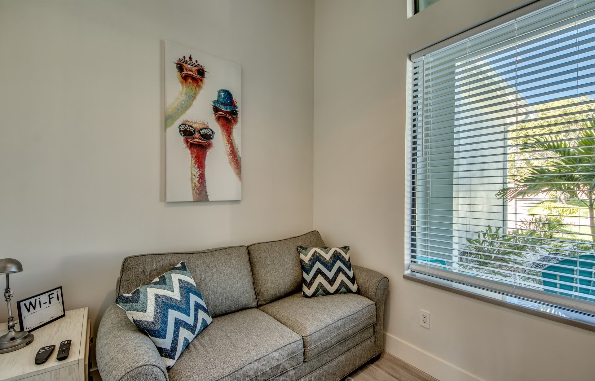 Pool- und Terrassenbereich am Kanal mit Salzwasserpool, Spa/Whirlpool und Gasgrill.