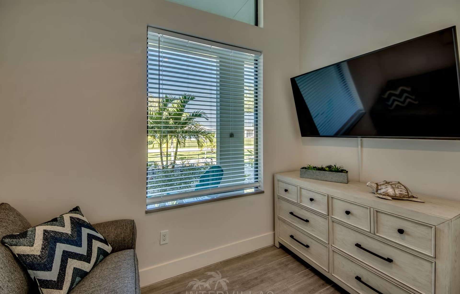 Salzwasserpool mit Spa/Jacuzzi, Sonnenliegen und Grillbereich am Kanal.