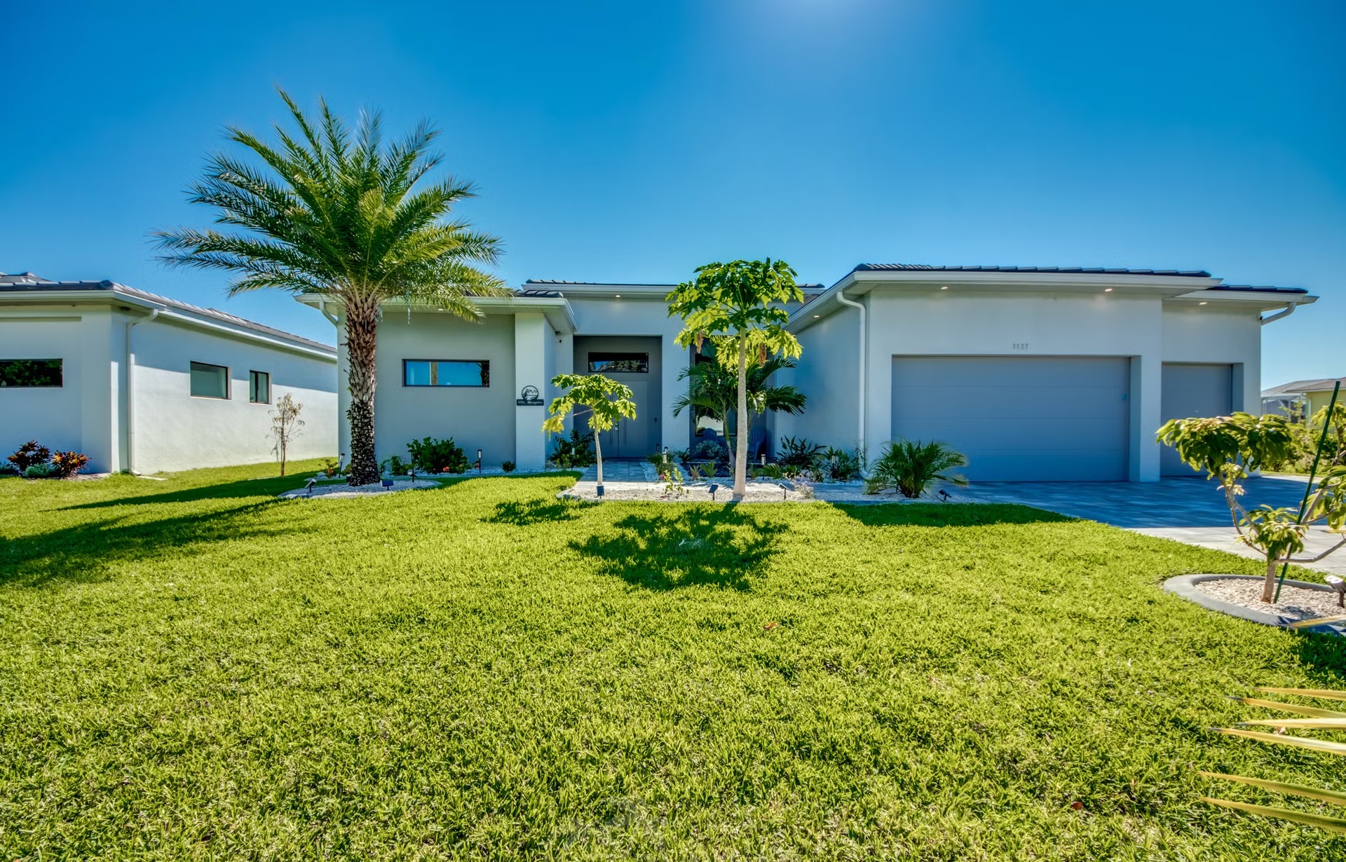 Salzwasserpool mit Spa/Jacuzzi, Sonnenliegen und Grillbereich am Kanal.