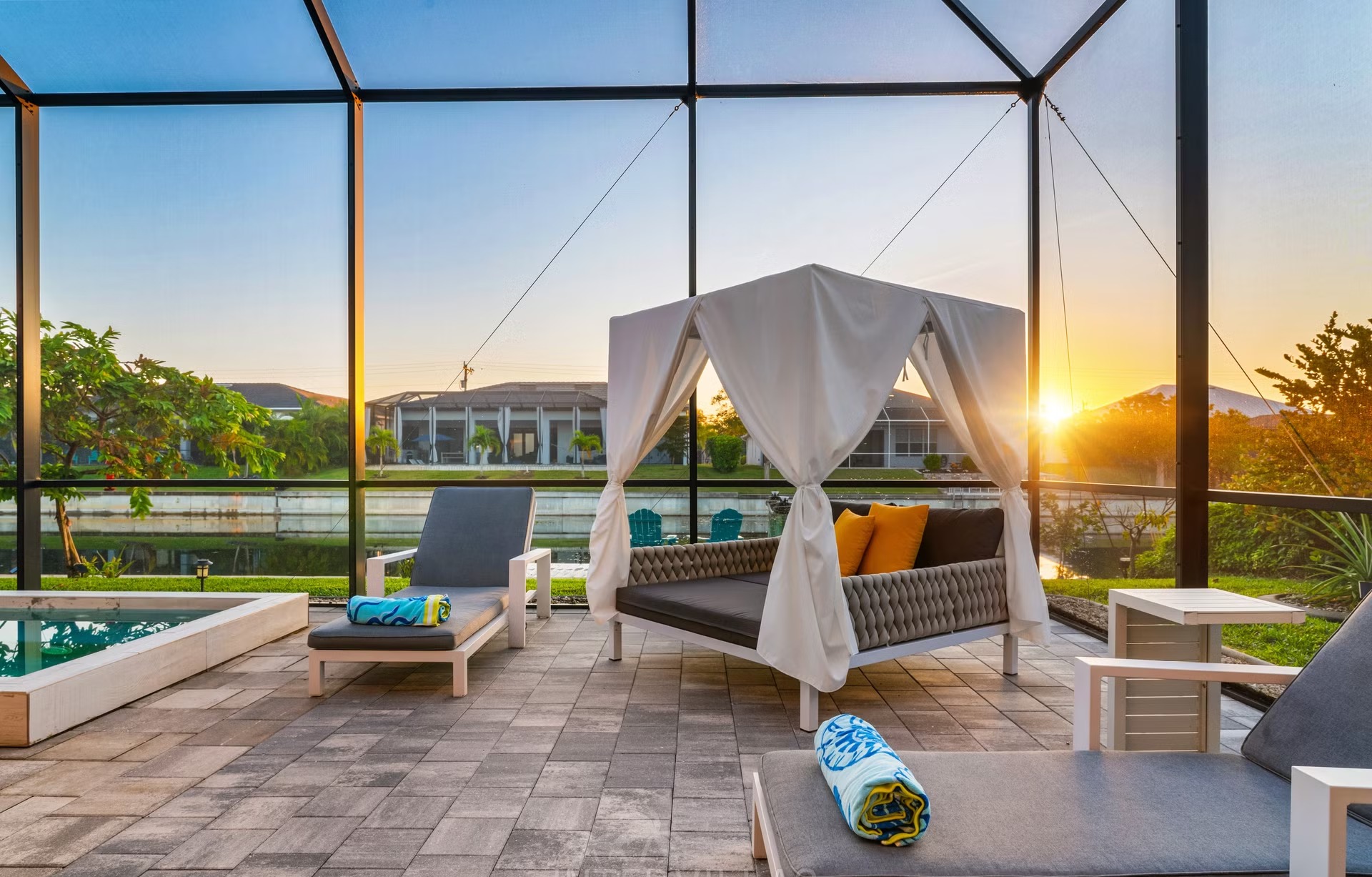 Poolbereich mit Salzwasserpool, Spa und Gasgrill am Kanal.