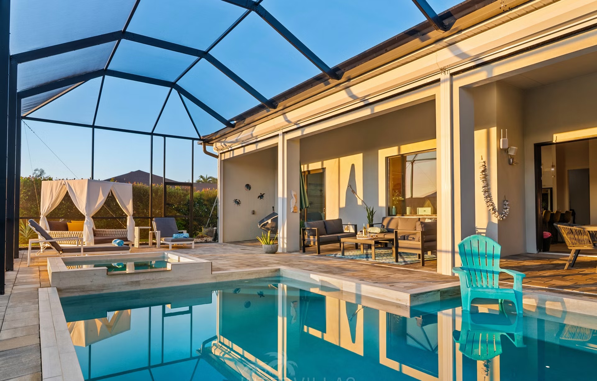 Salzwasserpool mit Spa und Sitzbereich am Kanal mit Grillplatz.