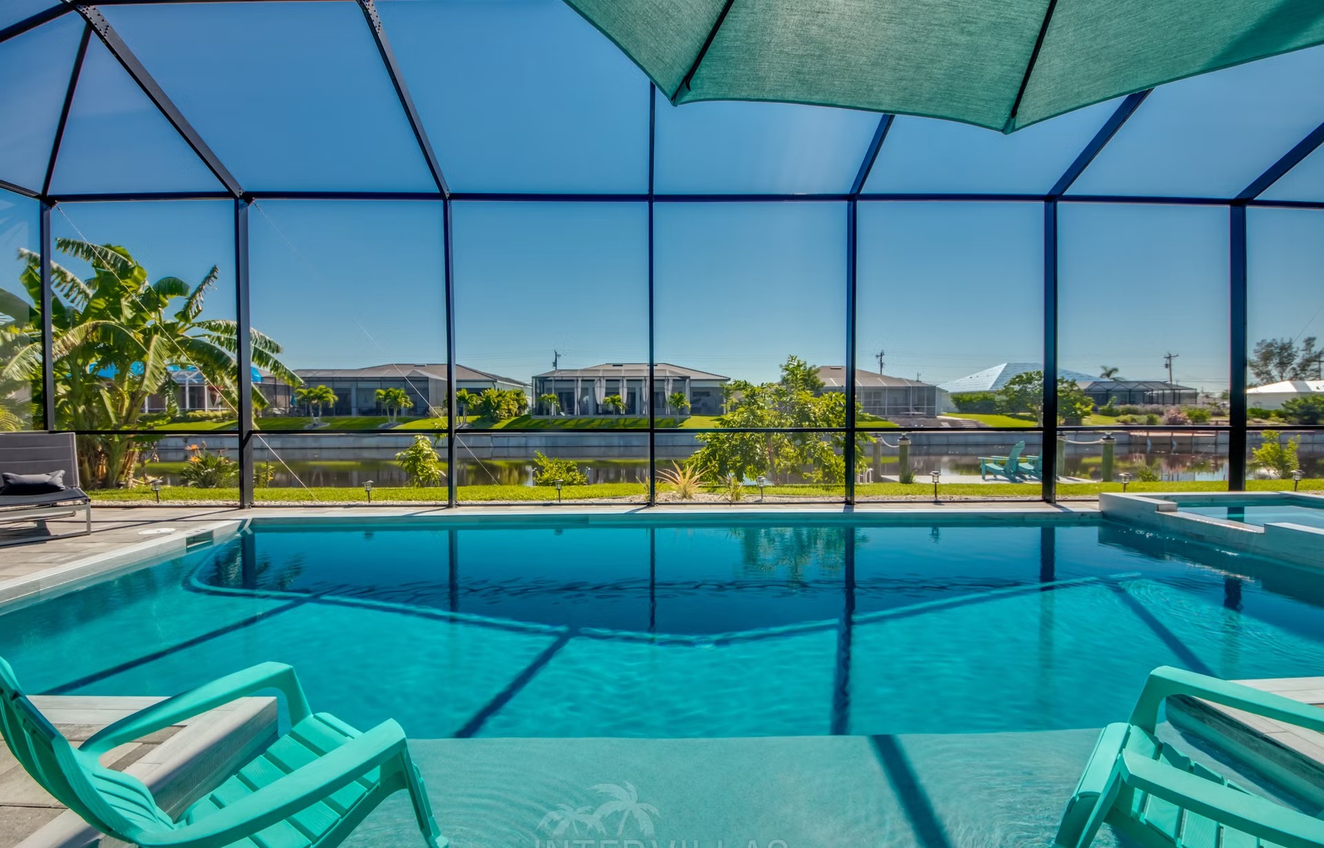 Salzwasserpool mit Spa/Jacuzzi, Sonnenliegen und Blick auf den Kanal.