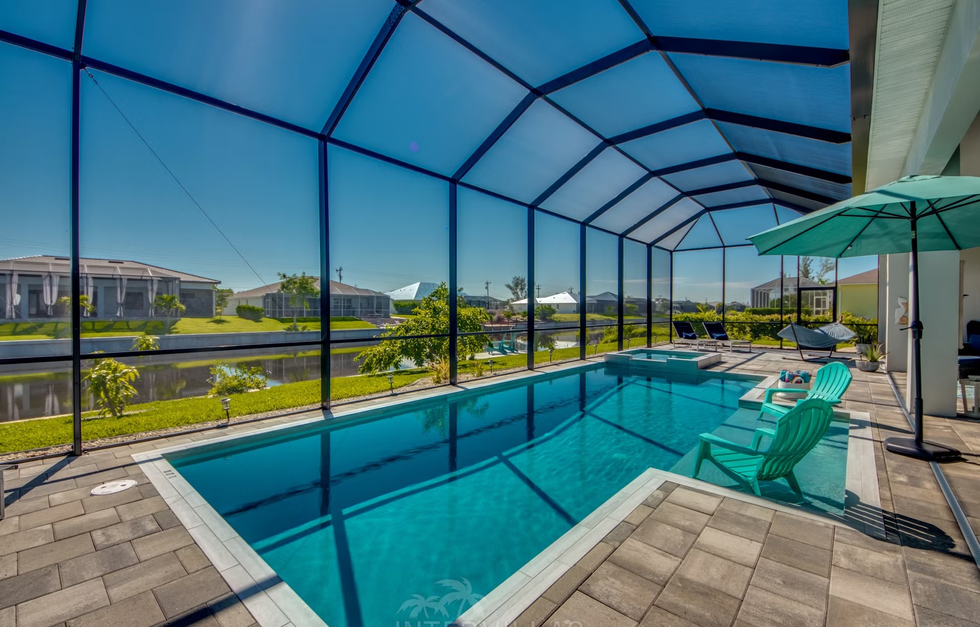 Salzwasserpool mit Spa/Jacuzzi, Sonnenliegen und Gasgrill auf der Terrasse am Kanal.