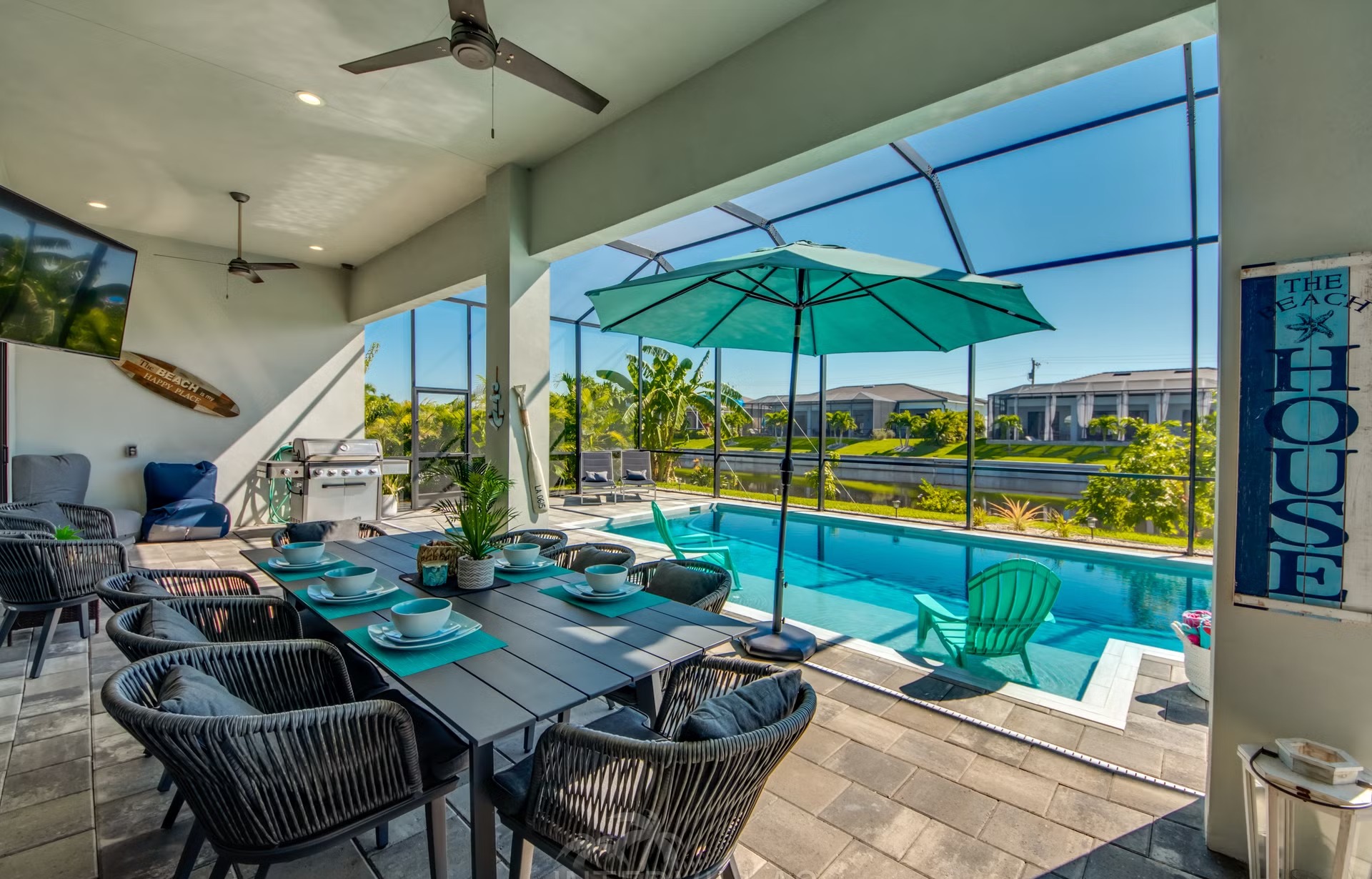 Salzwasserpool mit Spa/Jacuzzi, Sonnenliegen und Grillbereich am Kanal.