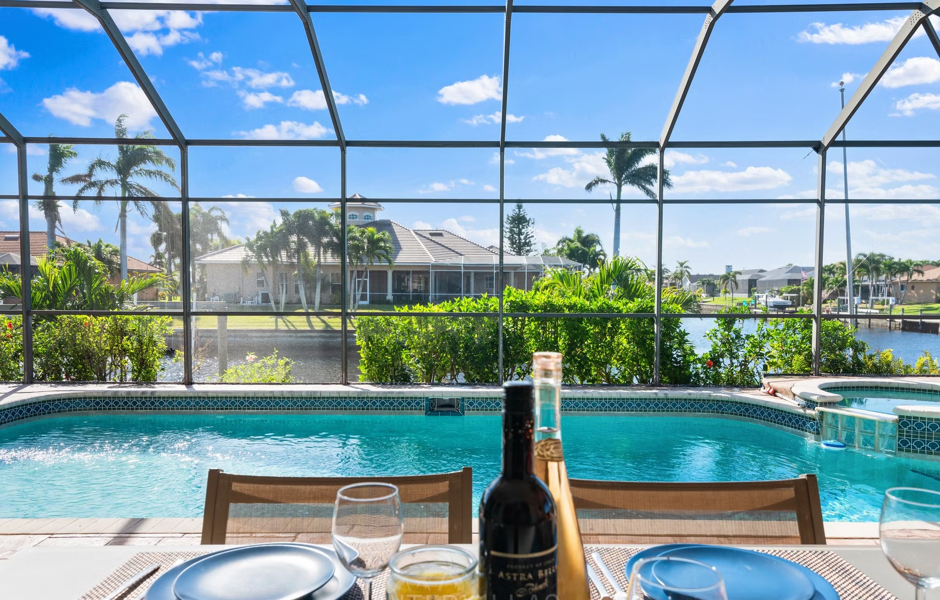 Stilvolle Waterfront-Villa mit Pool, Spa und privatem Steg in Cape Coral.