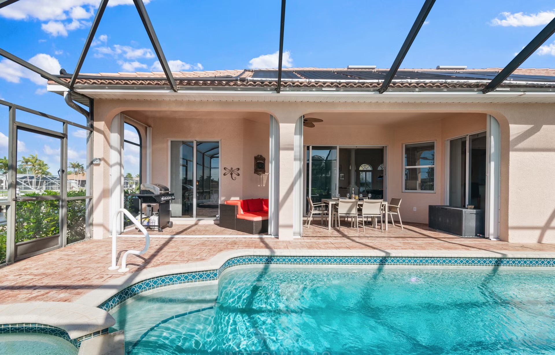 Wohnbereich mit Sofa und Sitzgelegenheiten zum Entspannen.