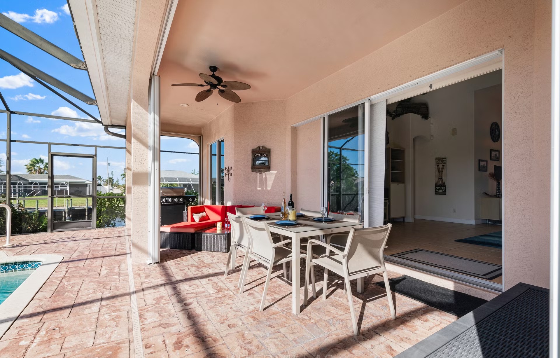 Wohn- und Essbereich mit Sofa und Sitzgelegenheiten