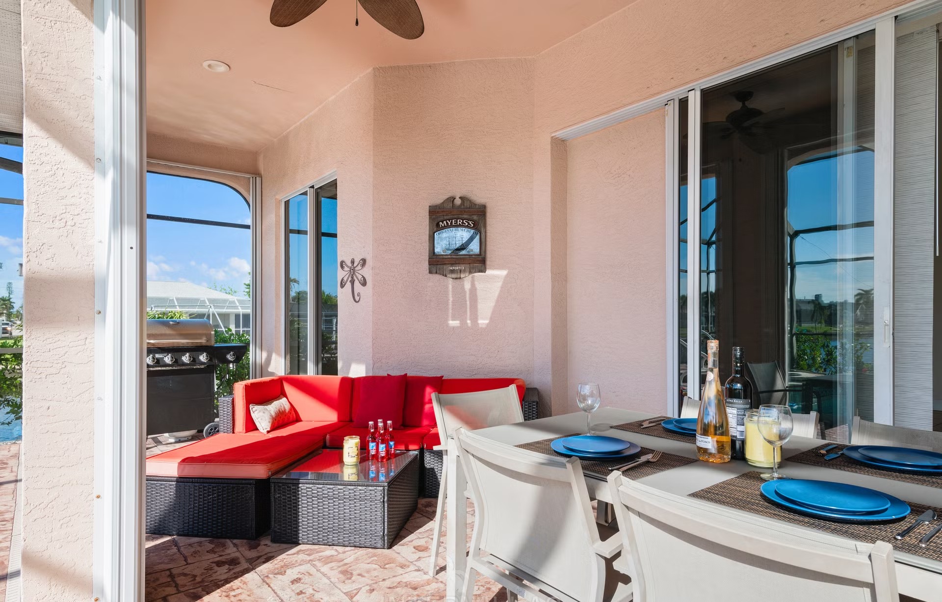 Wohn- und Essbereich mit Sitzgruppe und offener Küche.