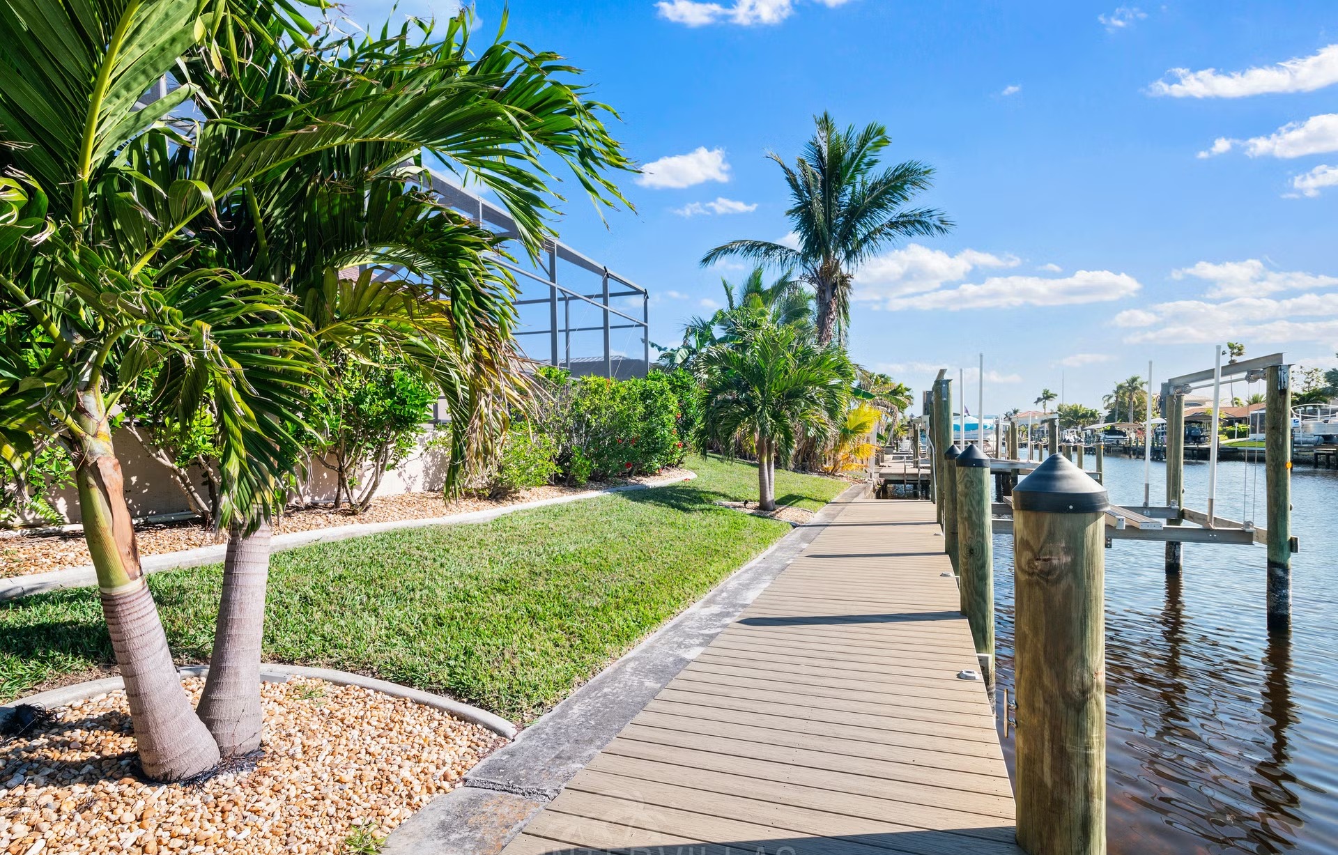 Wohnen und Entspannen im modernen Wohnbereich mit Sofa und Sitzgelegenheiten.