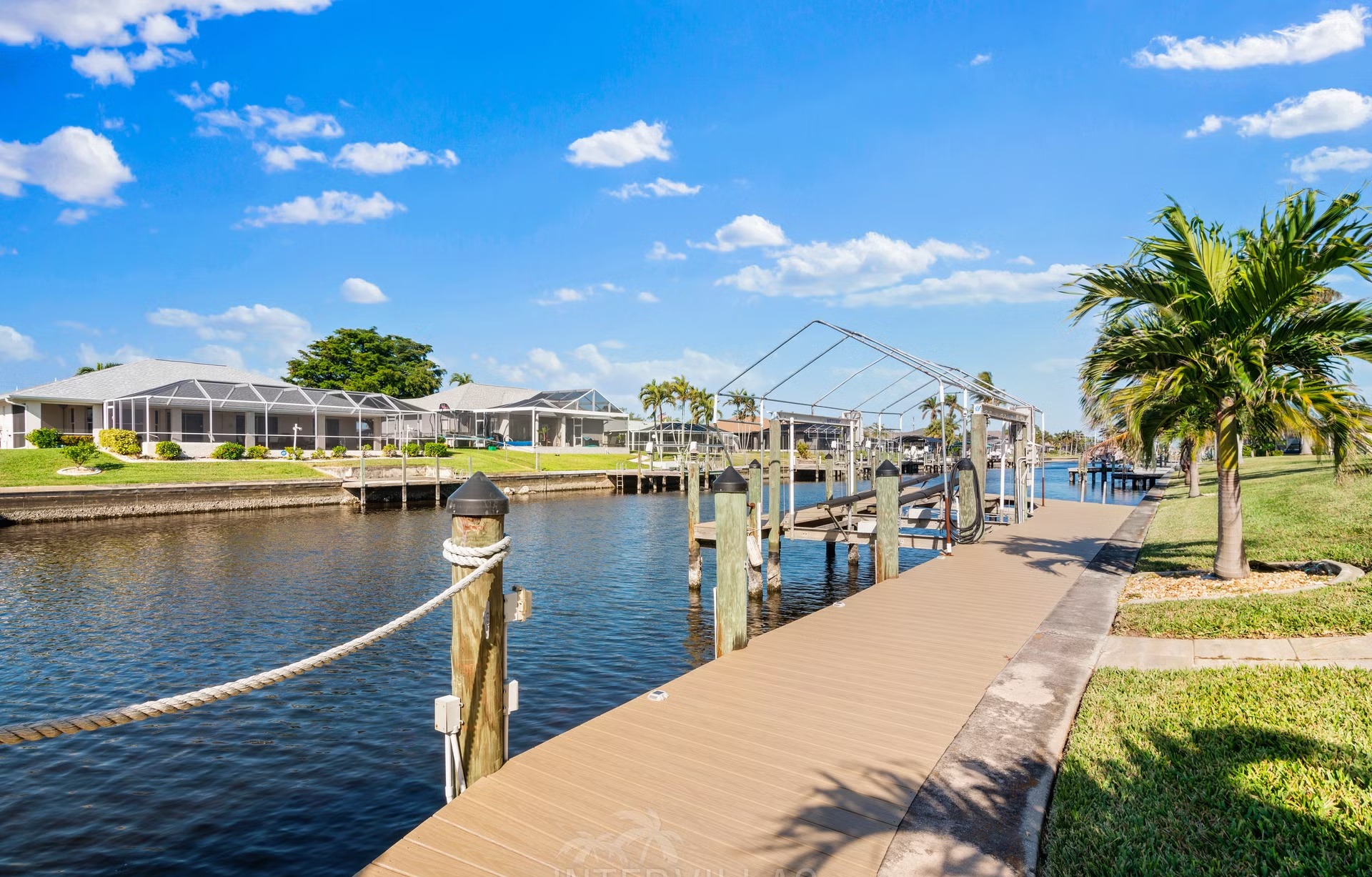 Wohn- und Entspannungsbereich mit Sitzmöbeln und TV.