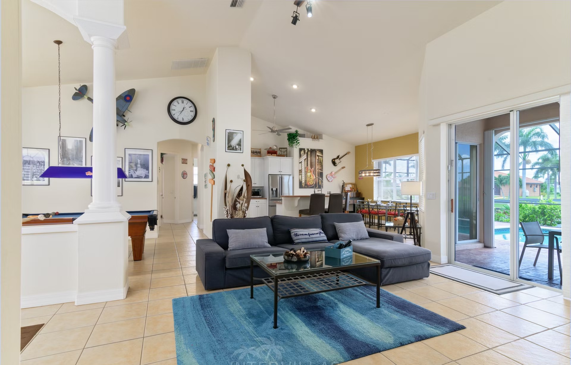 Wohn- und Essbereich mit Sitzgruppe und offener Küche