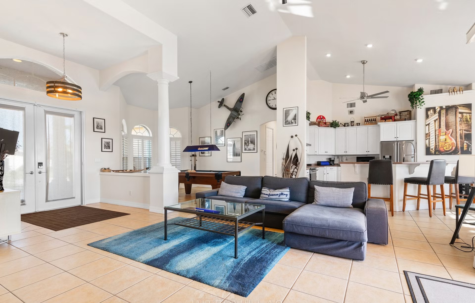 Wohnbereich mit Sofa und Sitzgelegenheiten