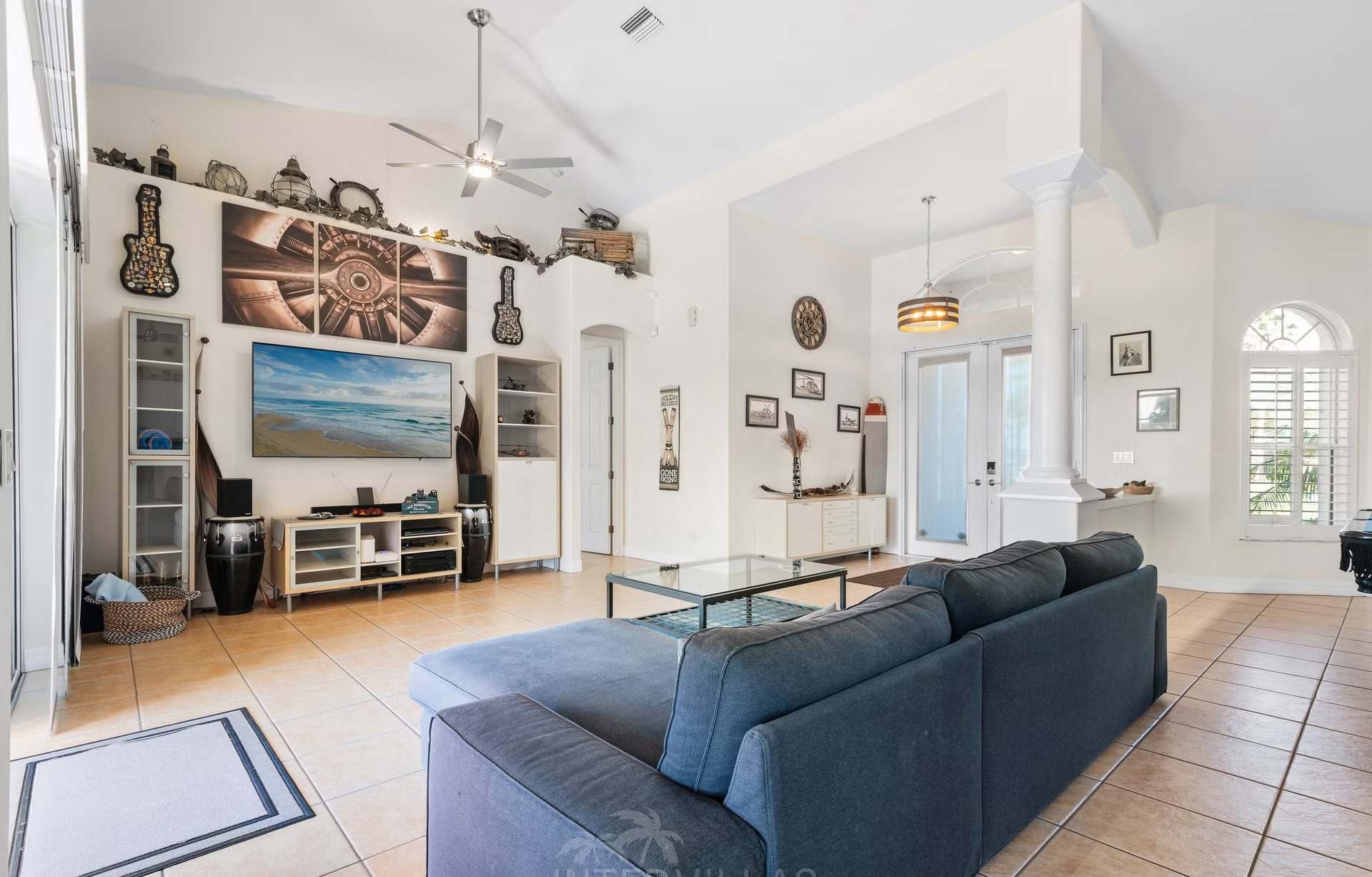 Wohnbereich mit Sofa und Sitzgelegenheiten zum Entspannen.