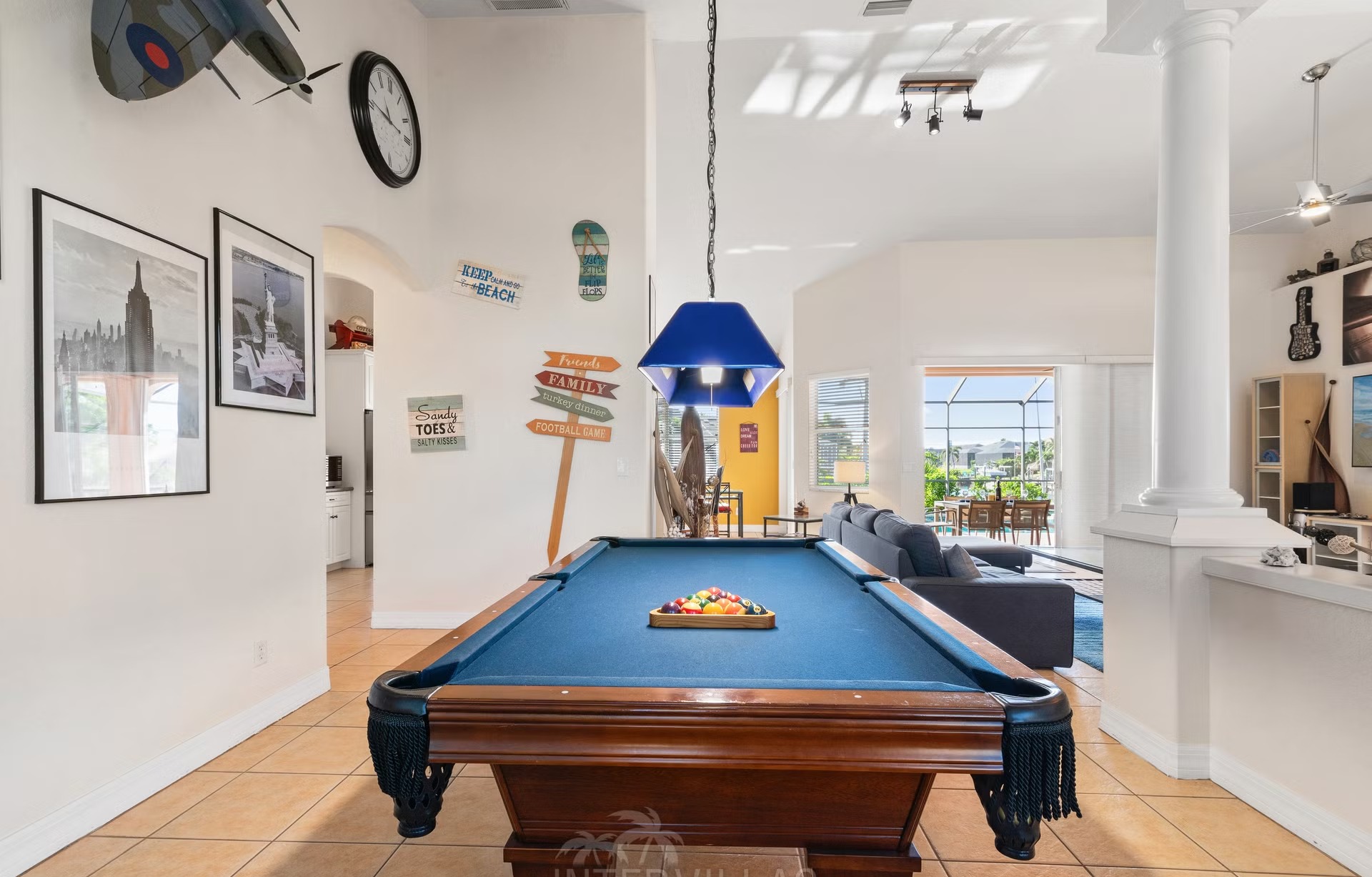 Wohnbereich mit Sofa und Sitzgelegenheiten zum Entspannen.