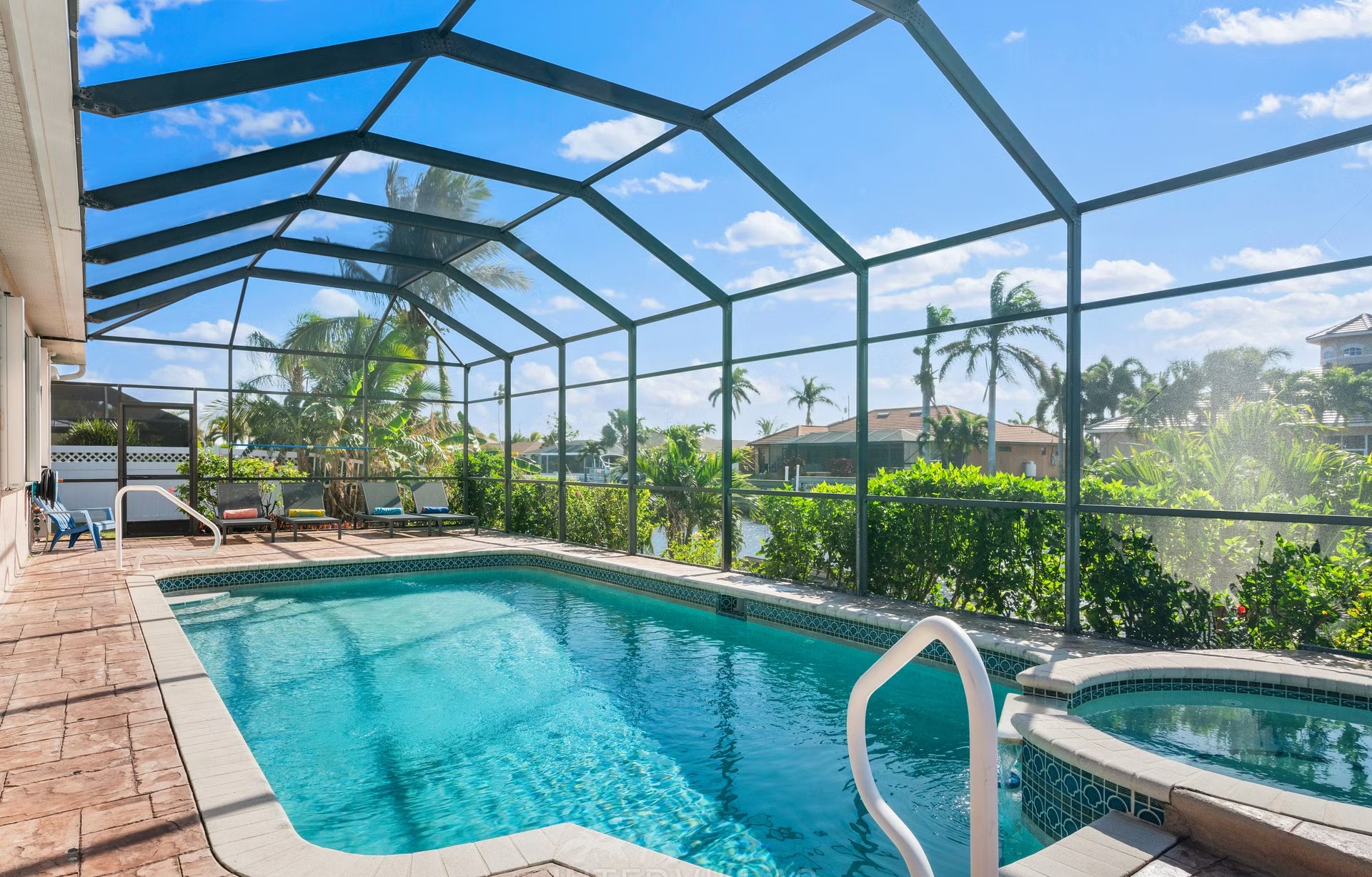 Modernes Wohnzimmer mit Sofa und TV-Bereich