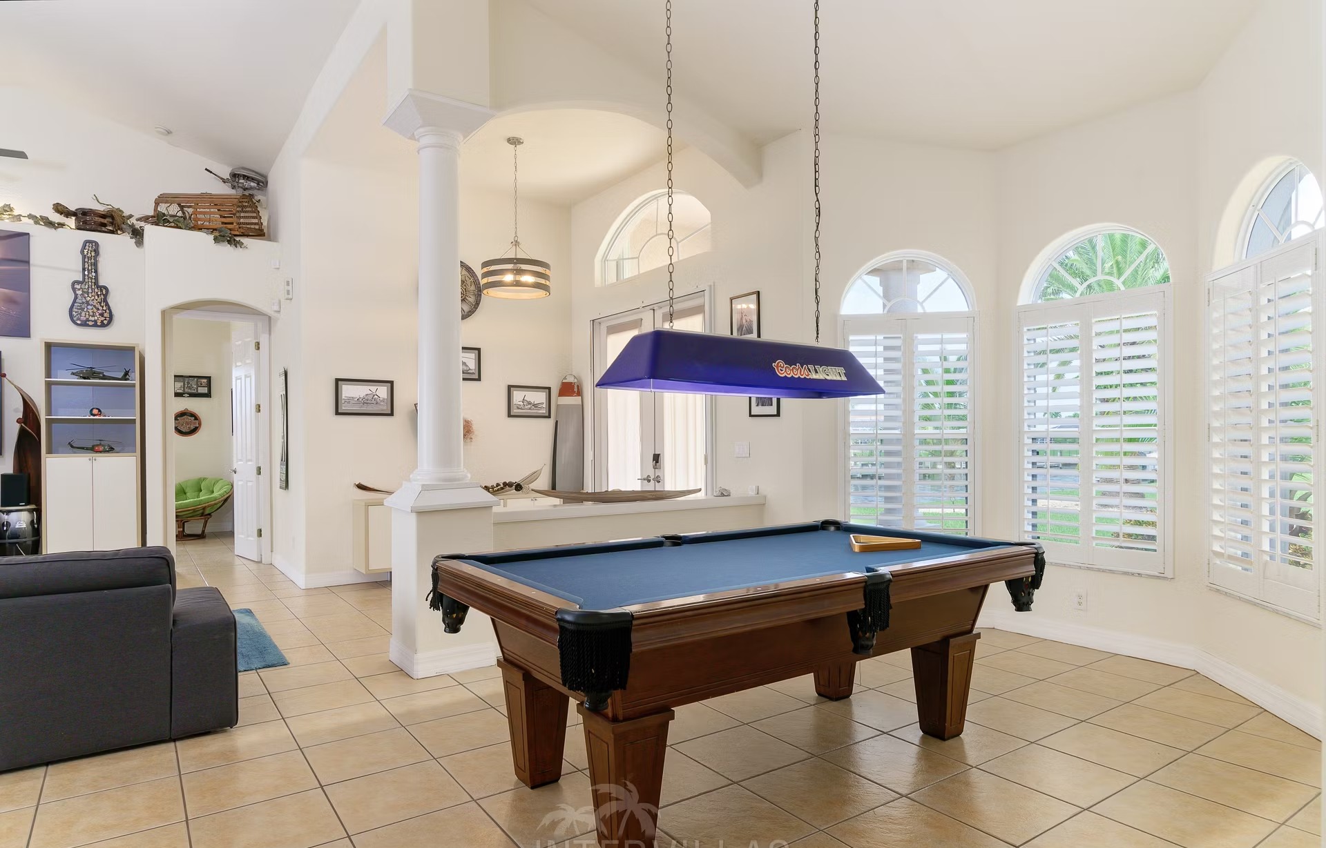 Wohnbereich mit Sitzgruppe und TV