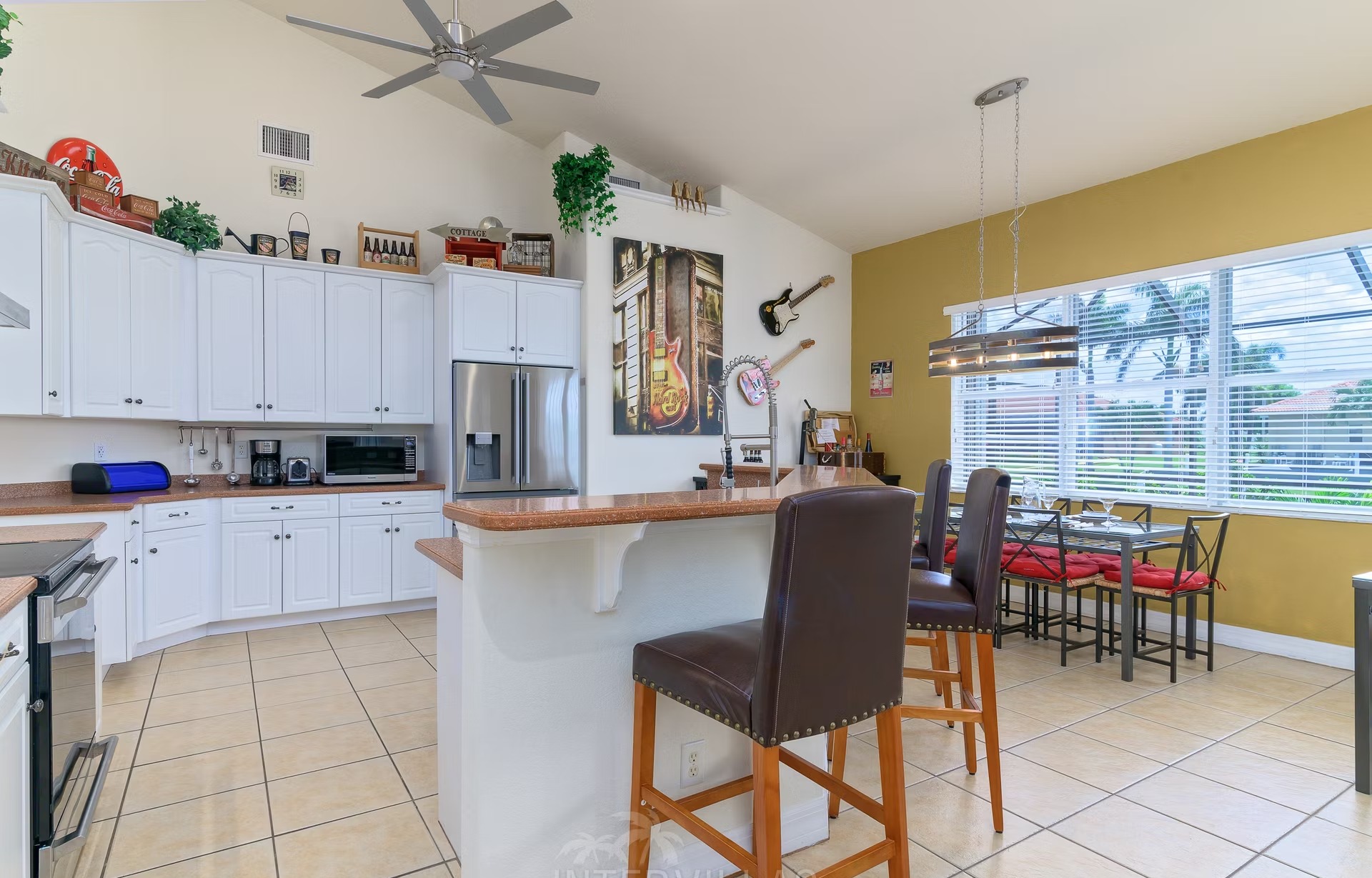 Wohnen- und Entspannungsbereich mit Sitzmöbeln und Blick nach draußen.